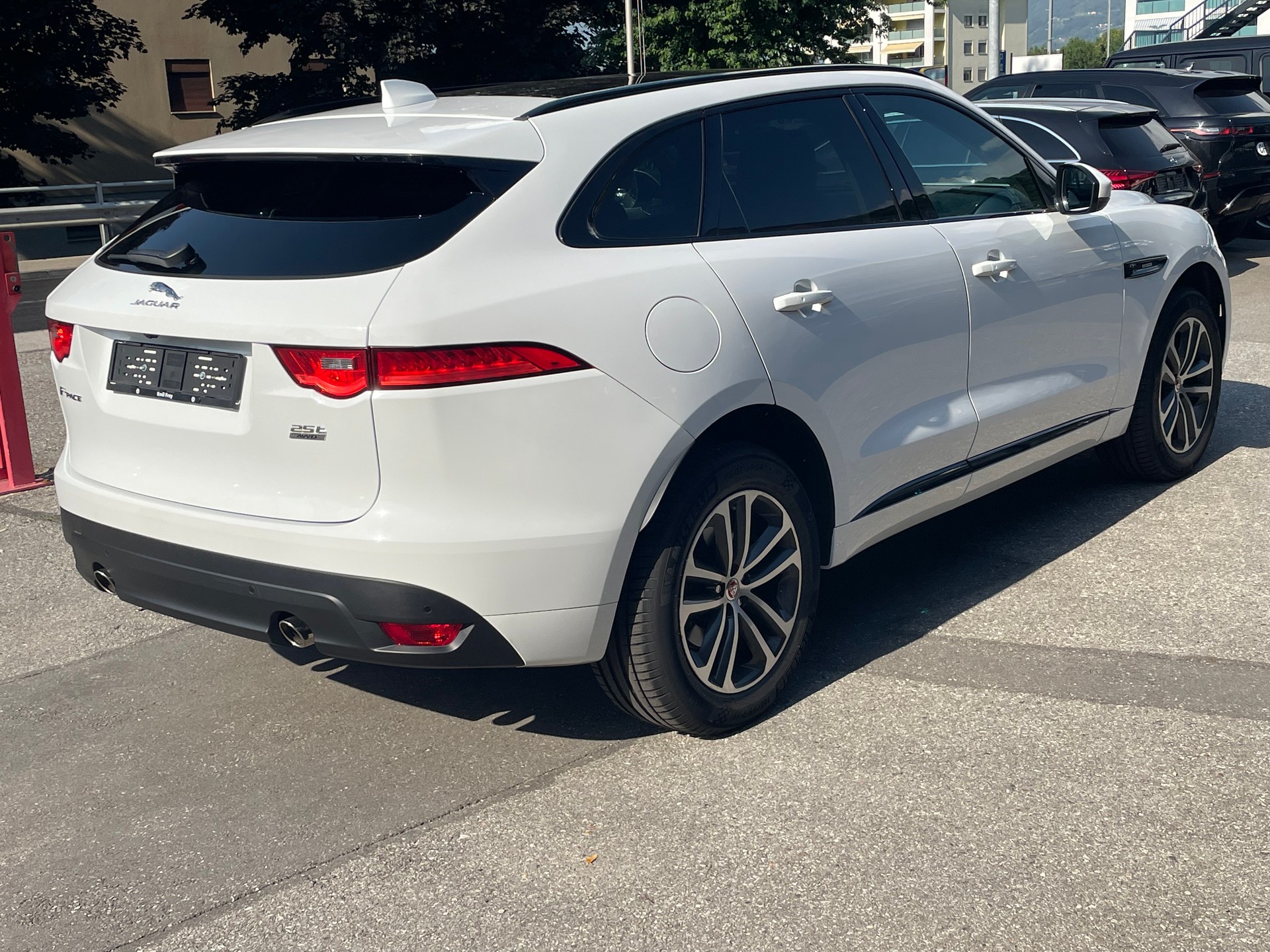 JAGUAR F-Pace 25t 2.0 R-Sport AWD Automatik-image-9
