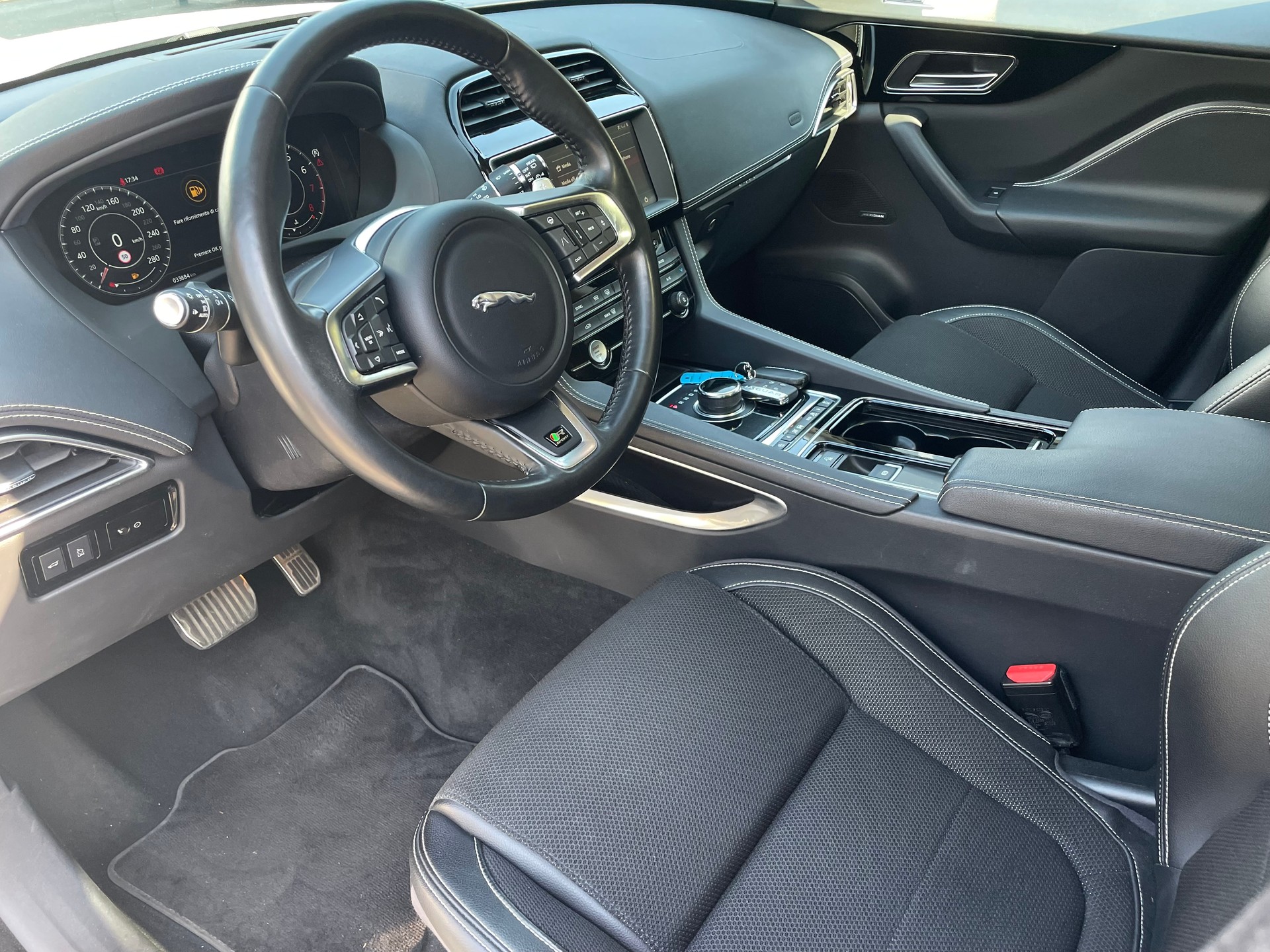 JAGUAR F-Pace 25t 2.0 R-Sport AWD Automatik-image-2