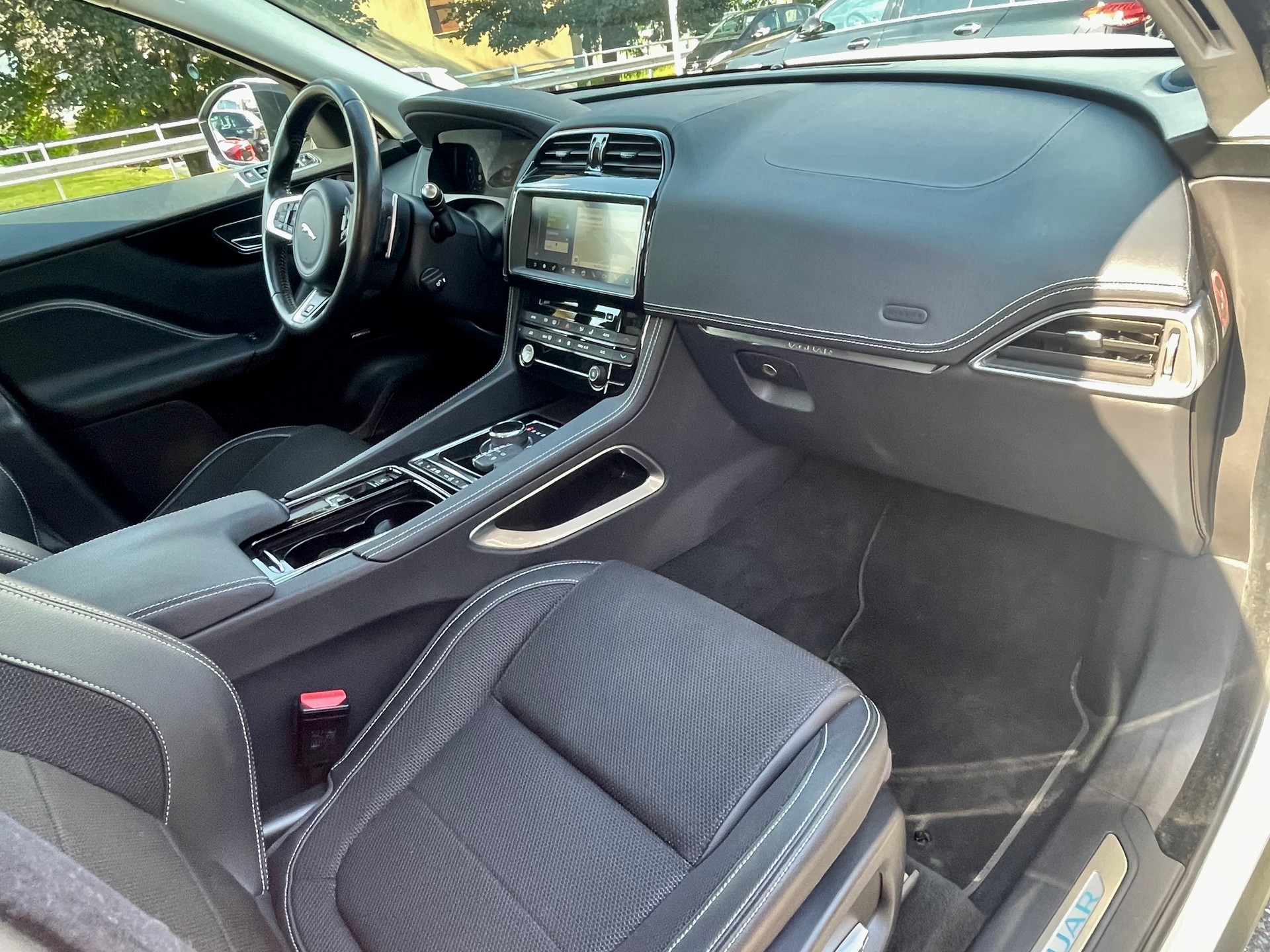 JAGUAR F-Pace 25t 2.0 R-Sport AWD Automatik-image-12