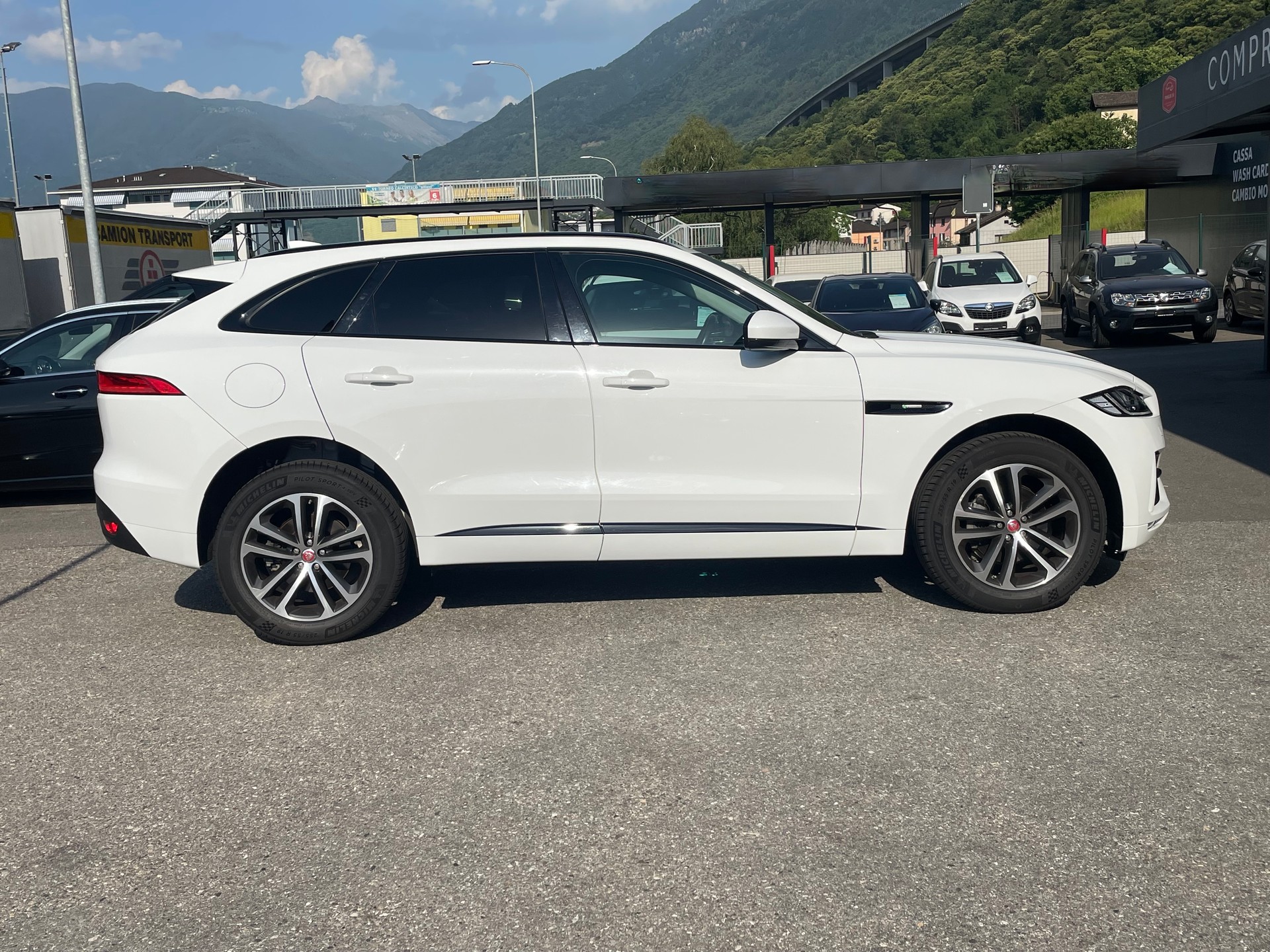 JAGUAR F-Pace 25t 2.0 R-Sport AWD Automatik-image-10