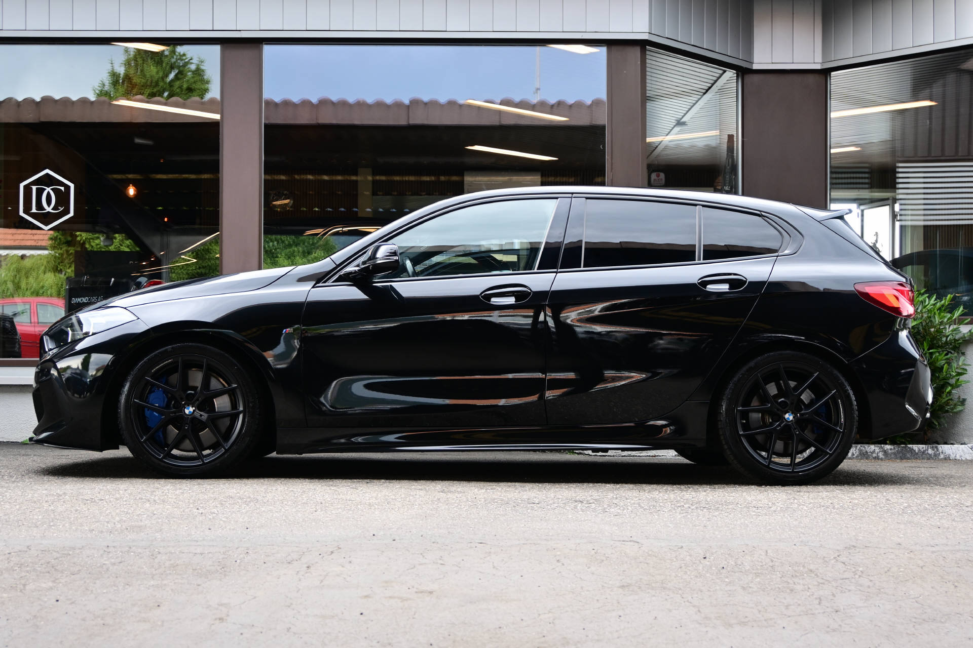 BMW M135i xDrive **M-Performance**-showroom-element-3