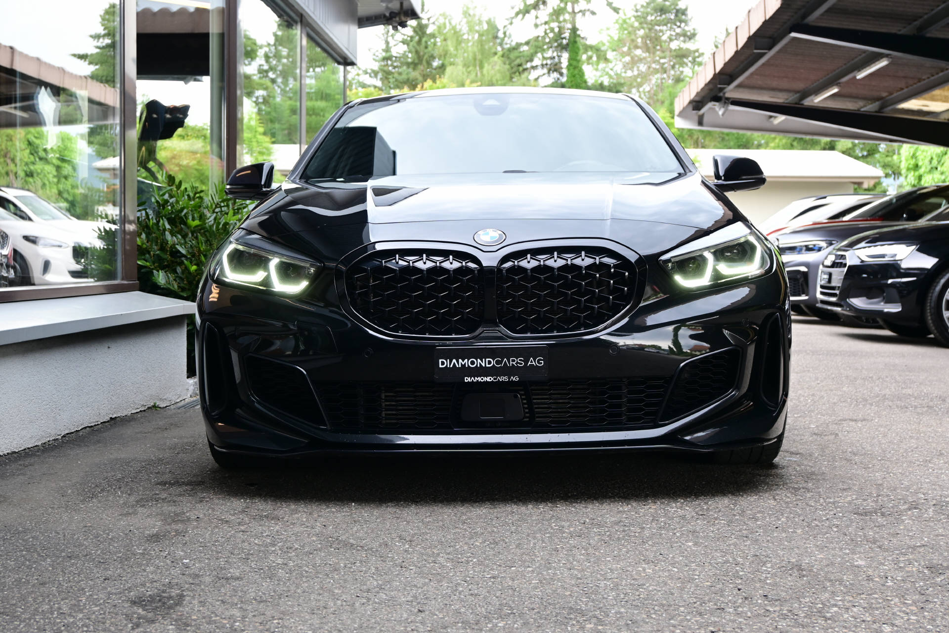 BMW M135i xDrive **M-Performance**-showroom-element-1