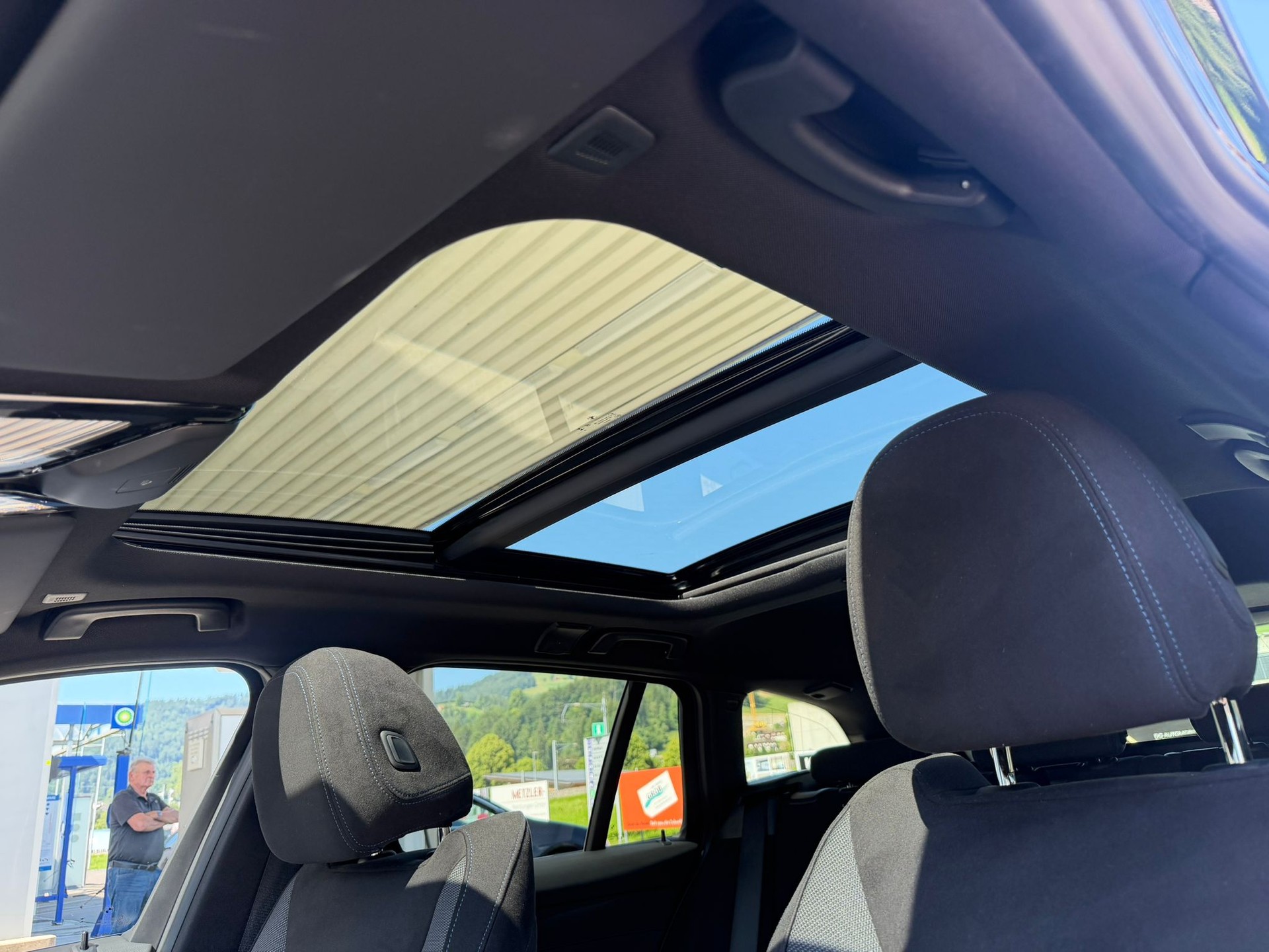 BMW 330i Touring xDrive Steptronic M Sport *Elektr. Anhängerkupplung**Panoramadach**Shadow-Line**Live Cockpit**245PS**Modell 2025*-image-8