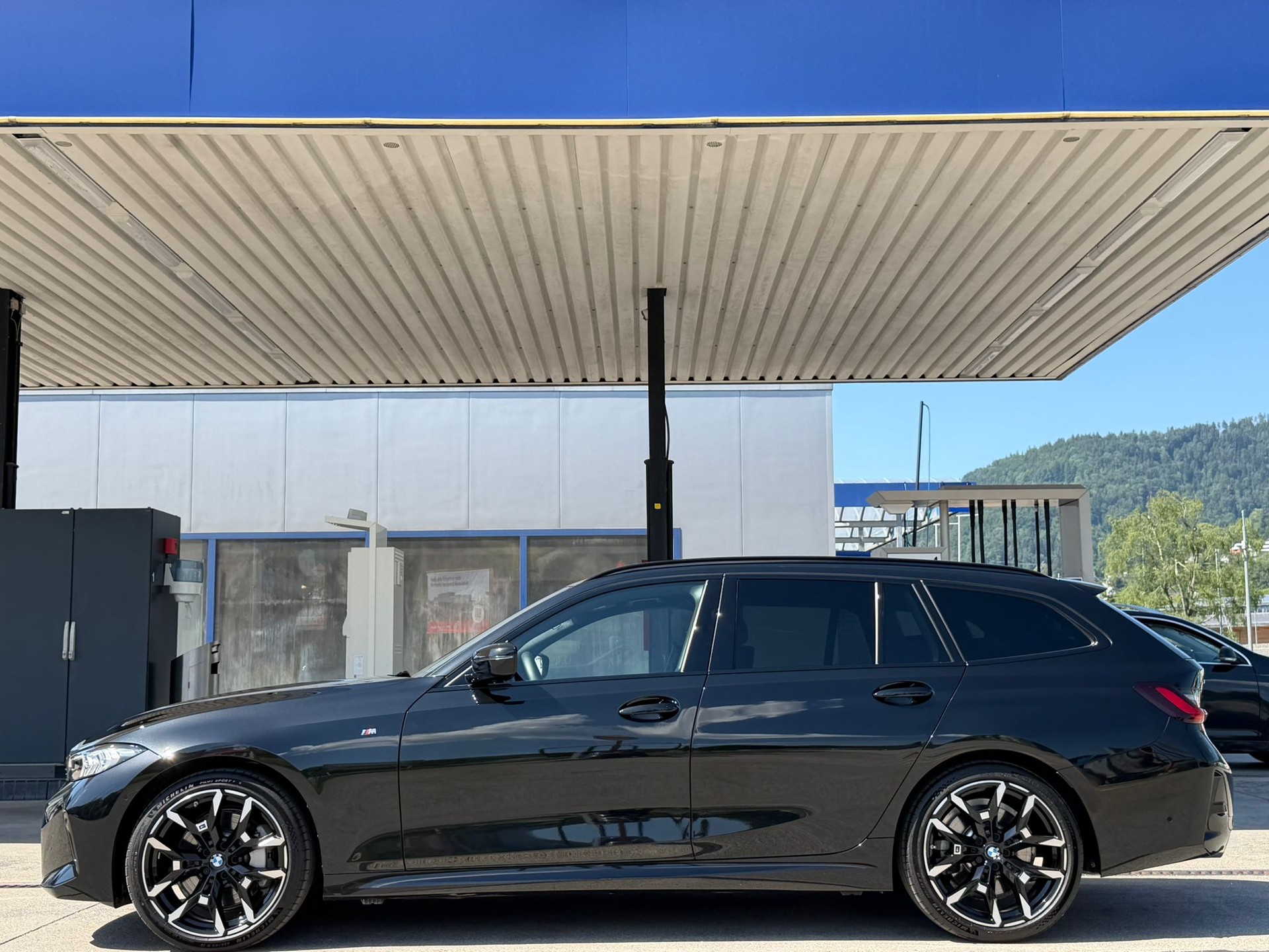 BMW 330i Touring xDrive Steptronic M Sport *Elektr. Anhängerkupplung**Panoramadach**Shadow-Line**Live Cockpit**245PS**Modell 2025*-image-4
