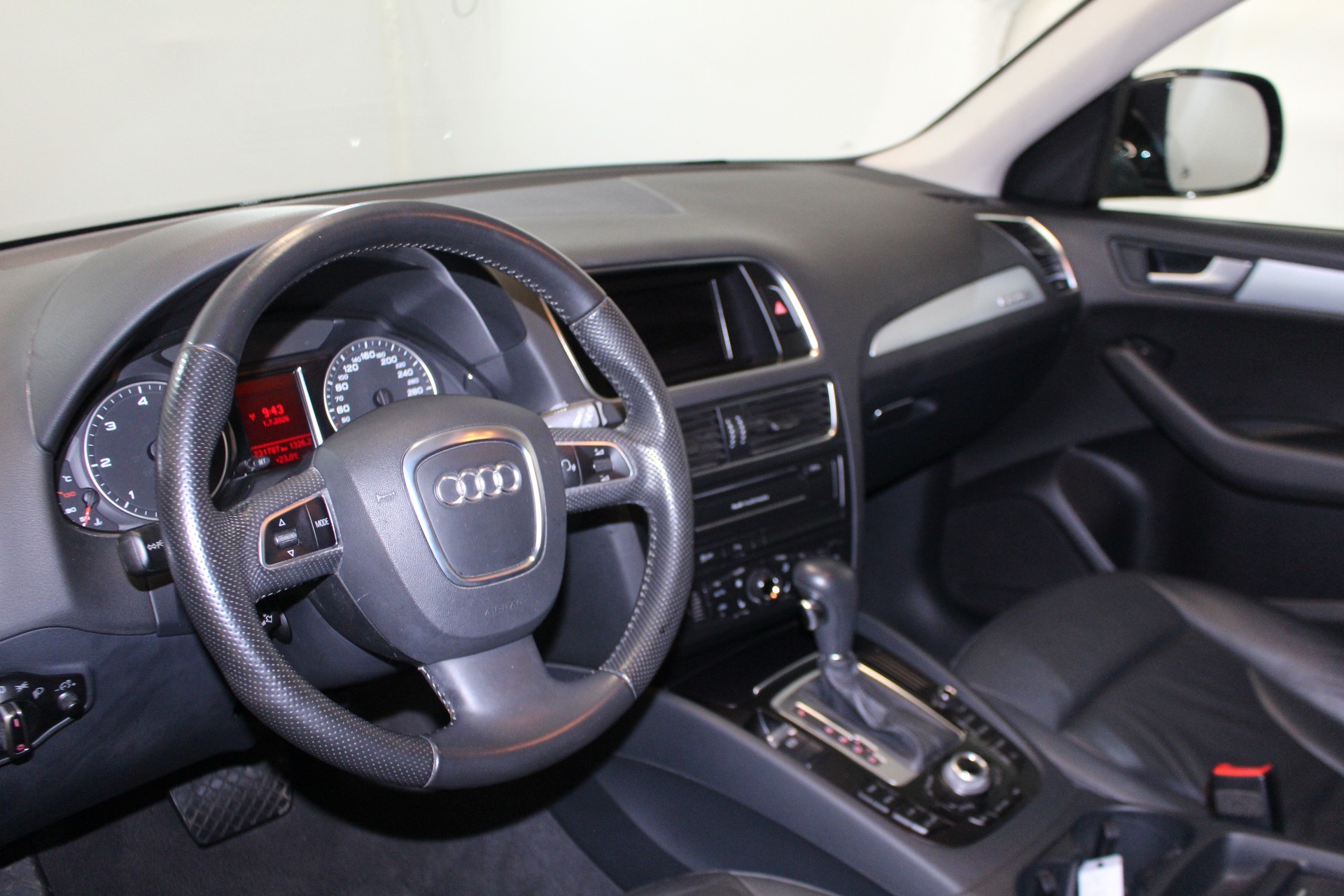 AUDI Q5 2.0 TDI quattro S-Tronic-image-11