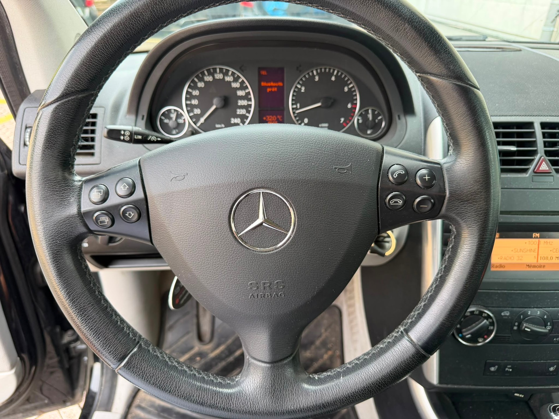 MERCEDES-BENZ A 180 Avantgarde Selection Autotronic-image-9