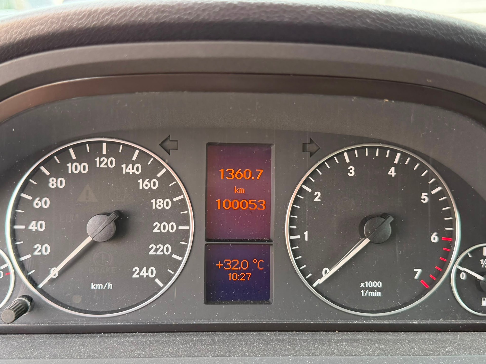 MERCEDES-BENZ A 180 Avantgarde Selection Autotronic-image-6