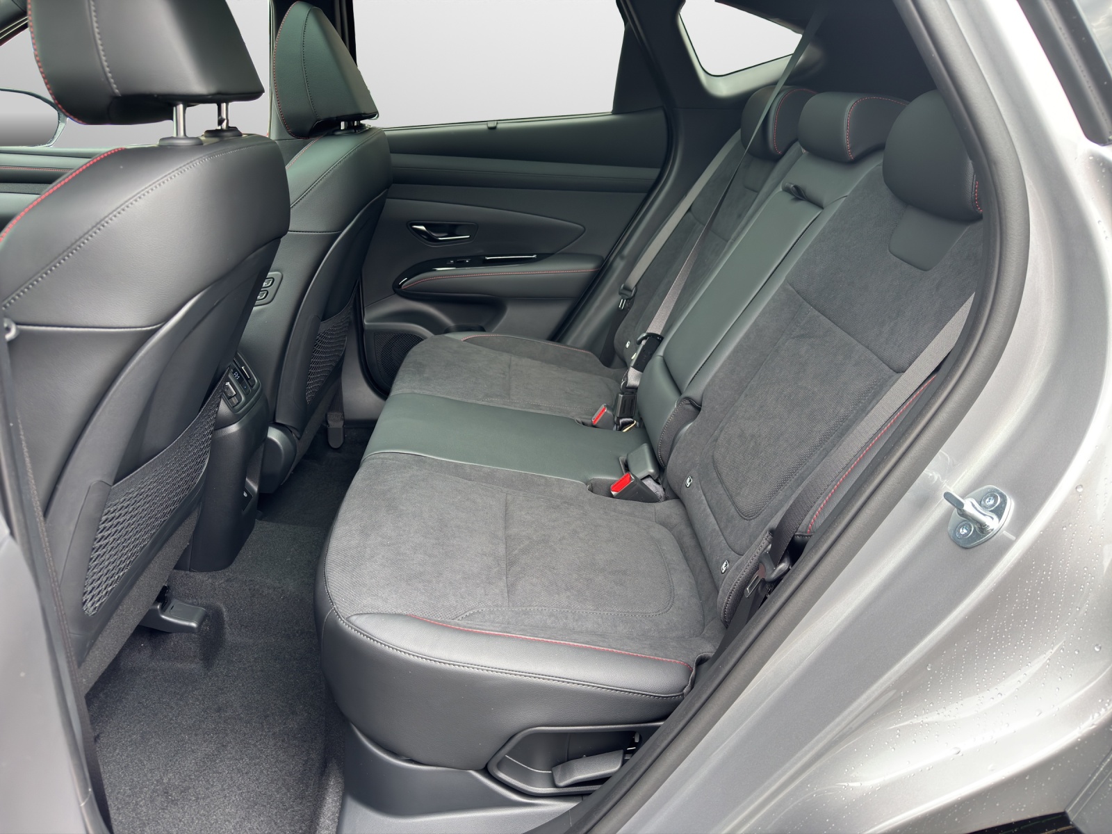 HYUNDAI Tucson 1.6 T-GDi HEV N-Line 4WD Sunroof MY27-image-12