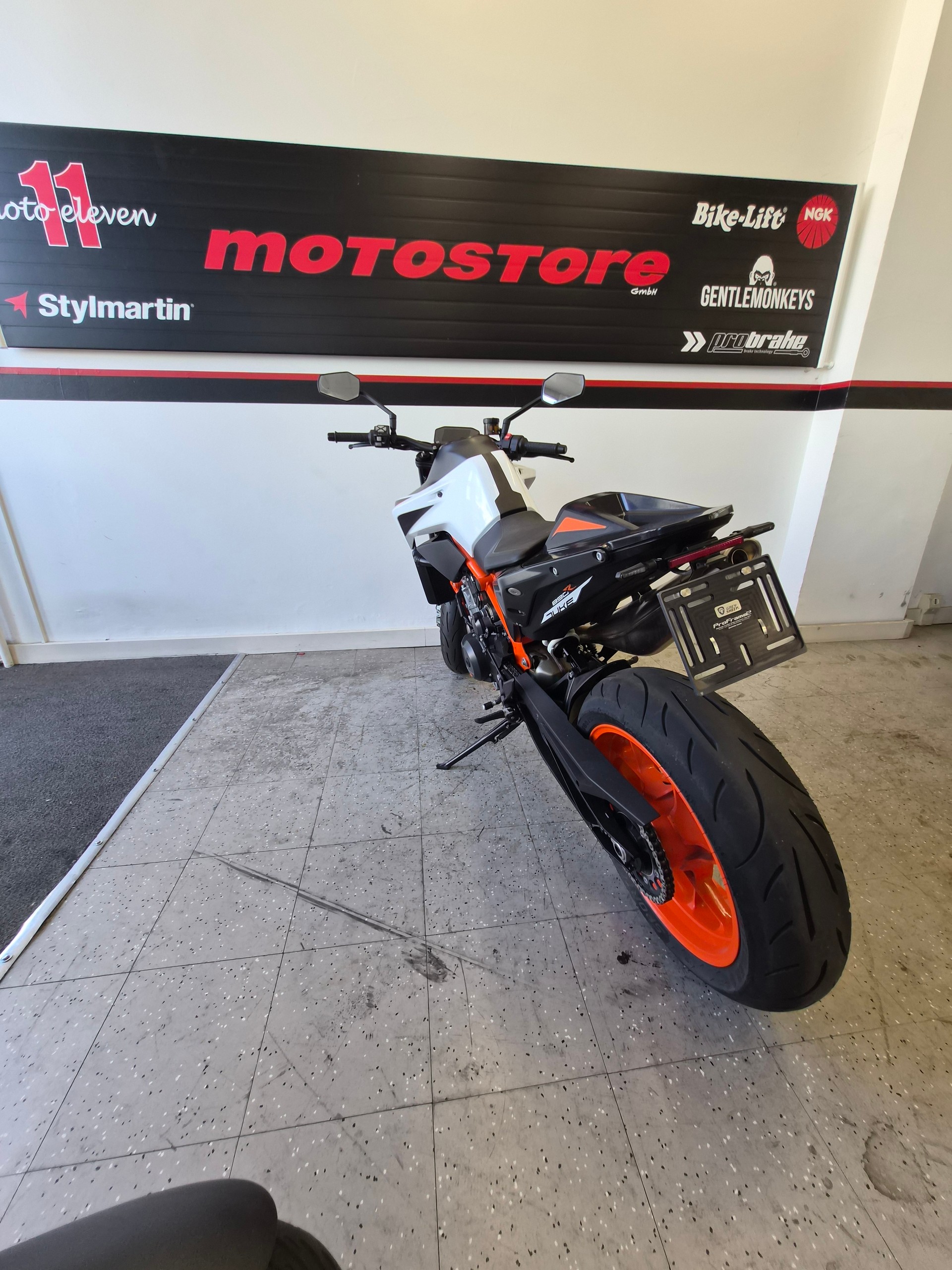 KTM 890 Duke R-image-4
