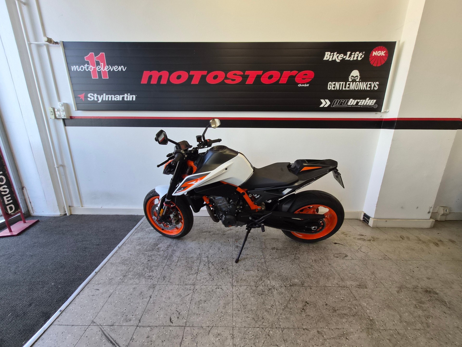 KTM 890 Duke R-image-1