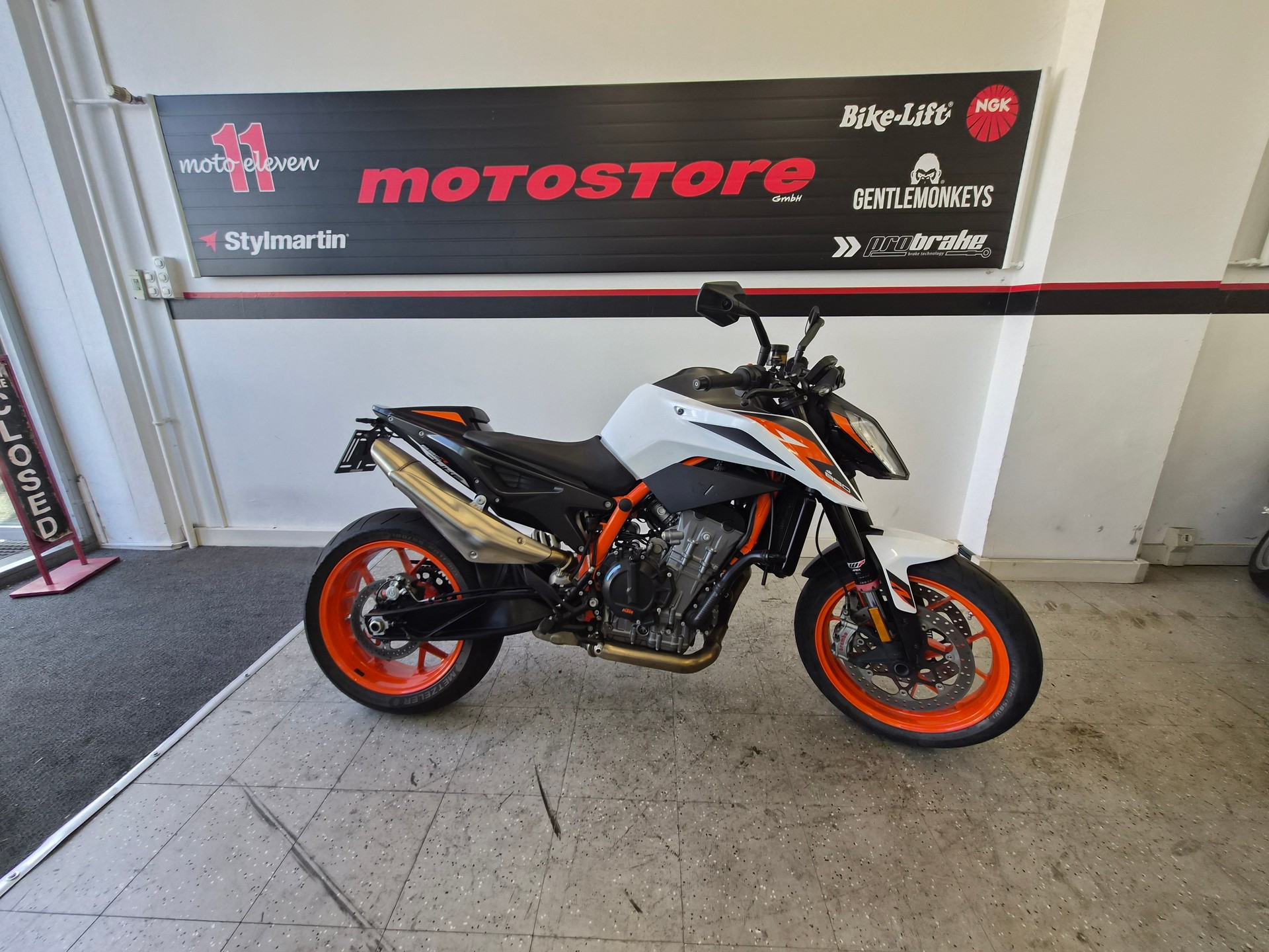 KTM 890 Duke R