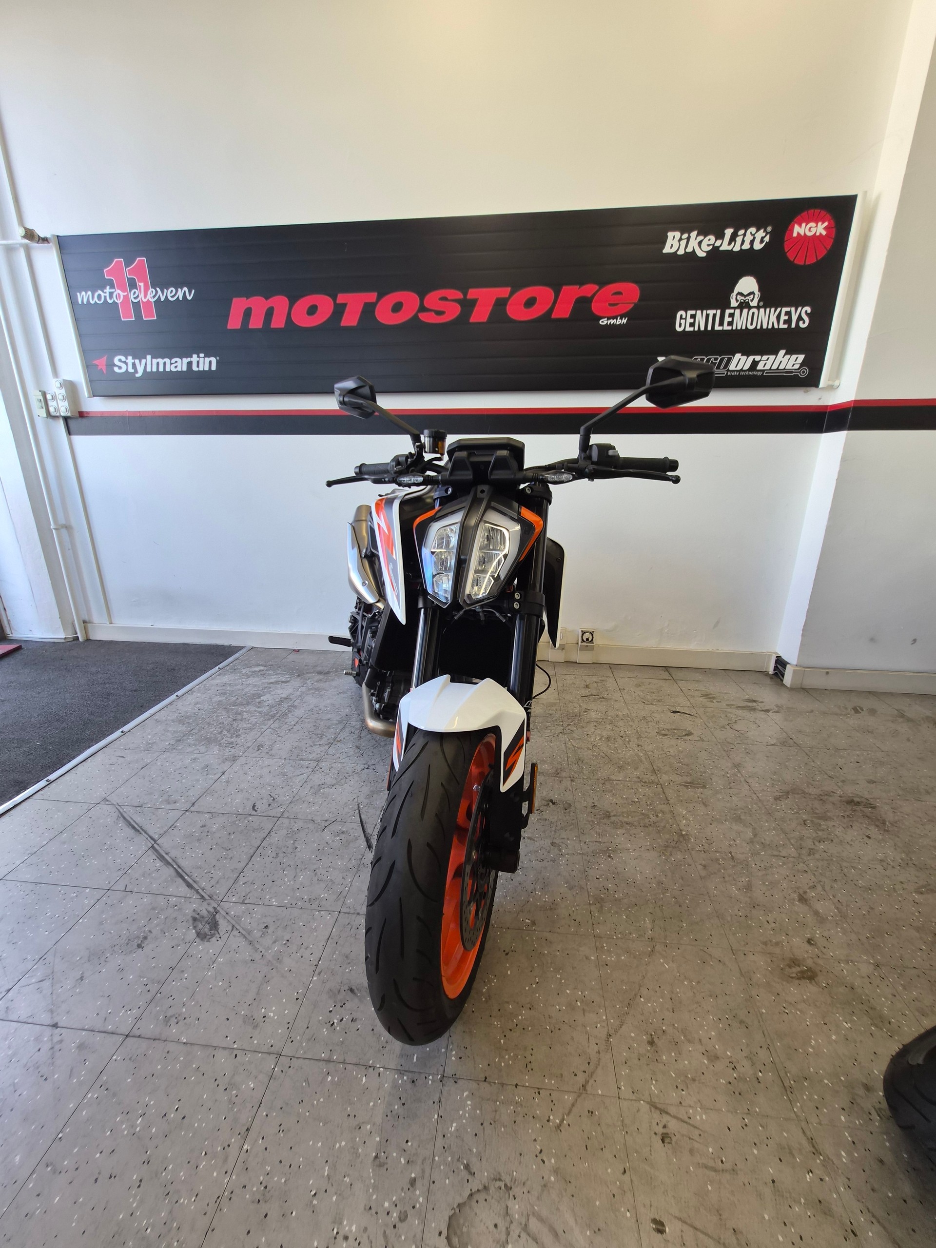 KTM 890 Duke R-image-2