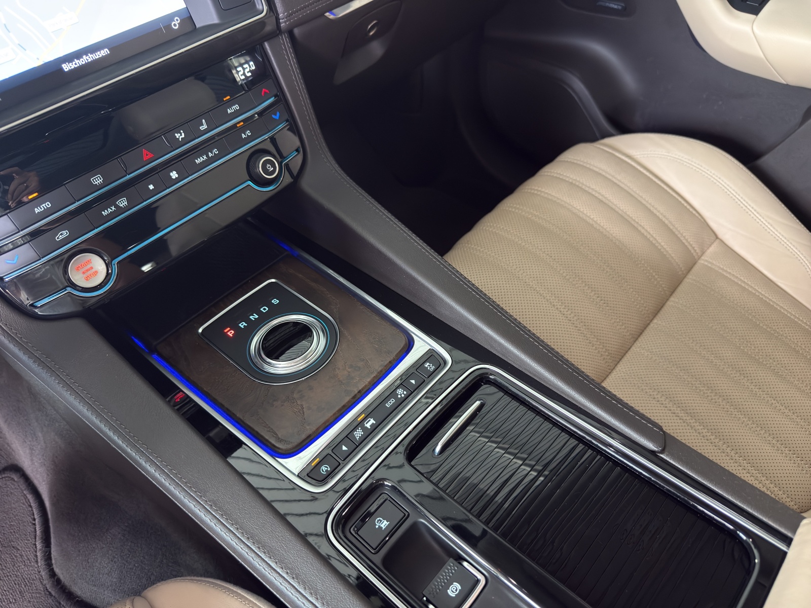 JAGUAR F-Pace 2.0d Portfolio AWD Automatik-image-14
