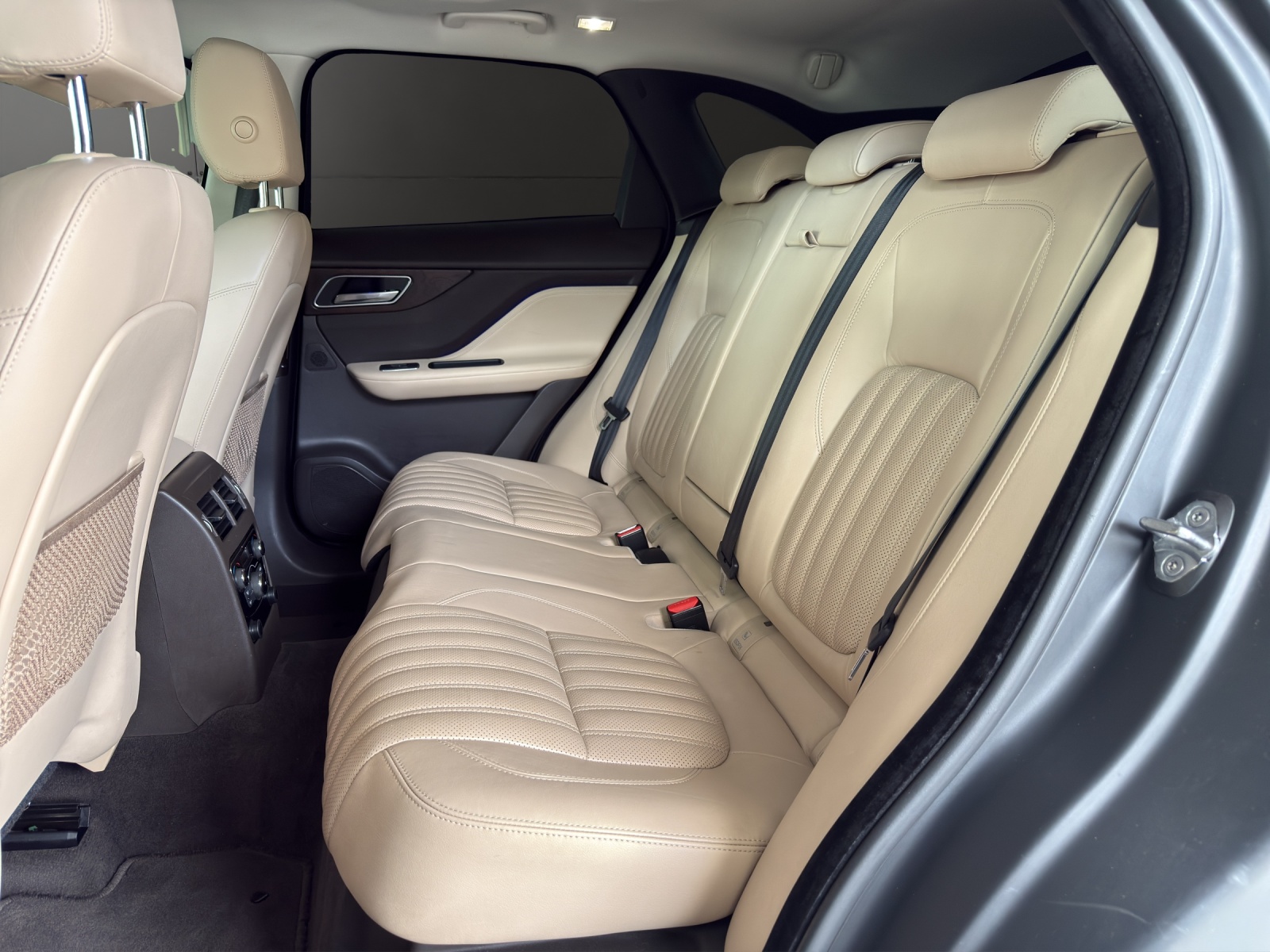 JAGUAR F-Pace 2.0d Portfolio AWD Automatik-image-11