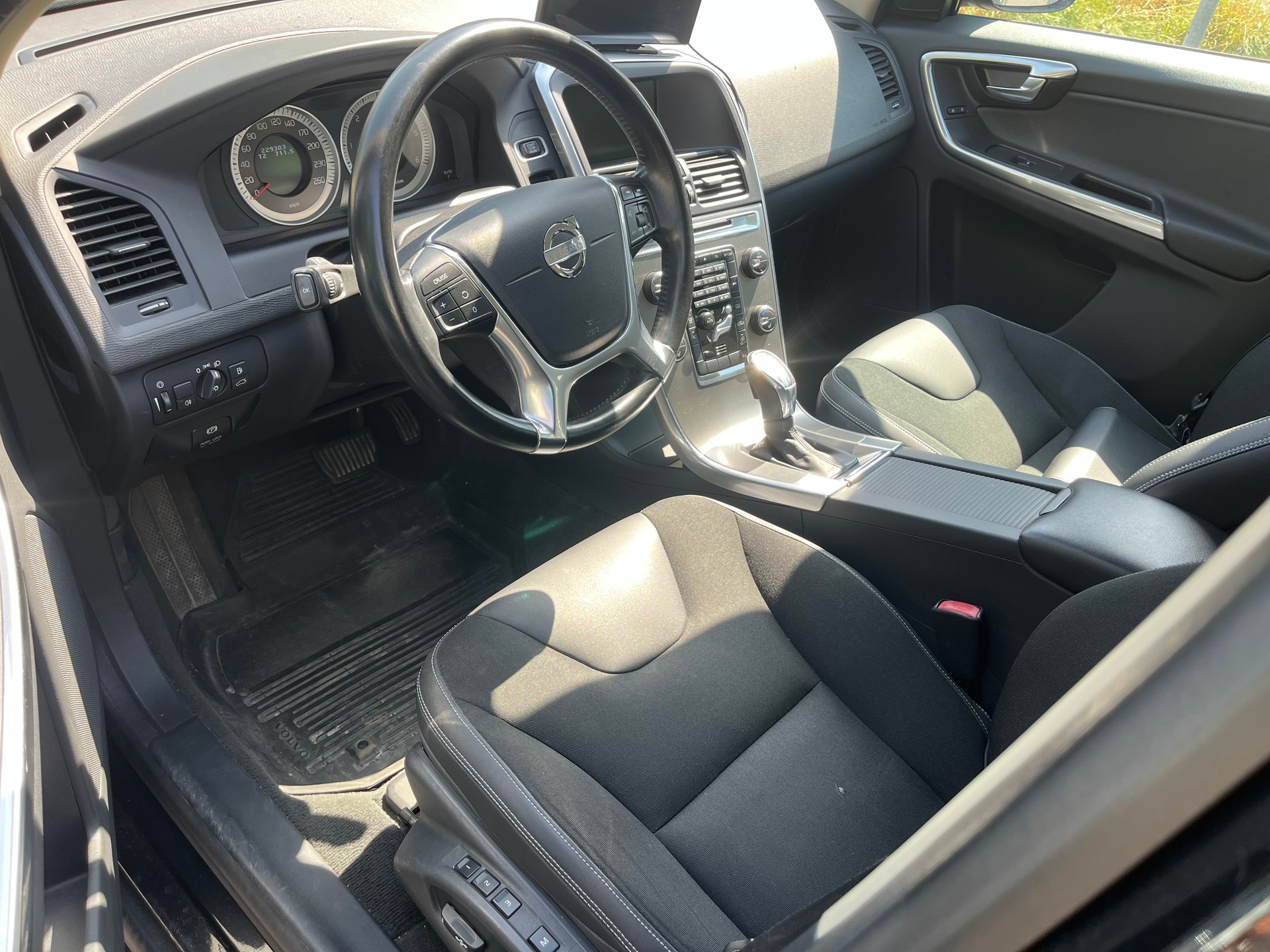 VOLVO XC60 D4 AWD Summum Geartronic-image-8