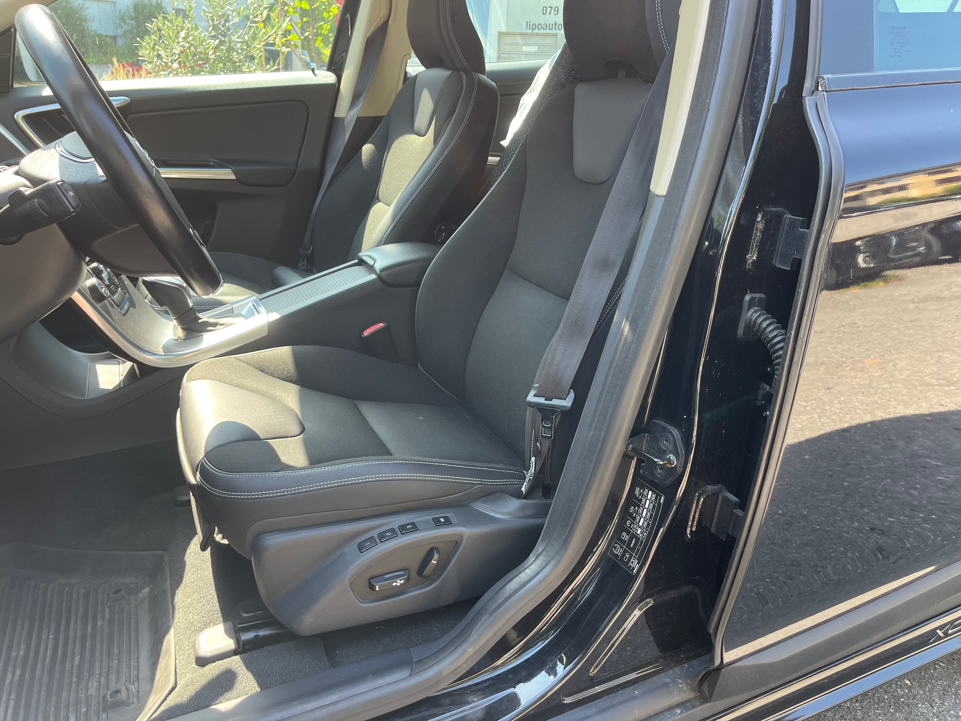 VOLVO XC60 D4 AWD Summum Geartronic-image-9