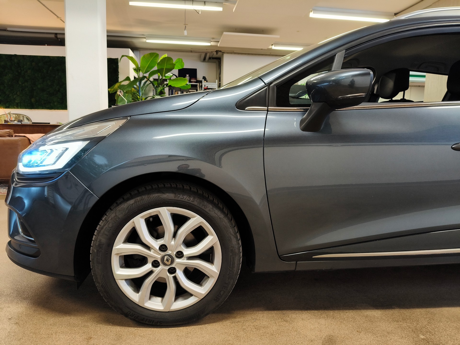 RENAULT Clio Grandtour 1.2 16V T 90th Anniversary EDC-showroom-element-2