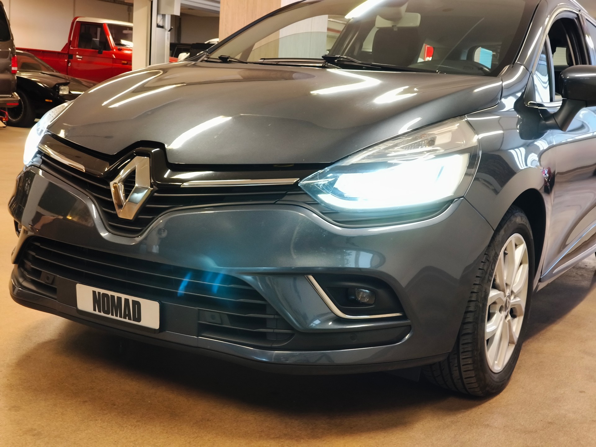 RENAULT Clio Grandtour 1.2 16V T 90th Anniversary EDC-showroom-element-1