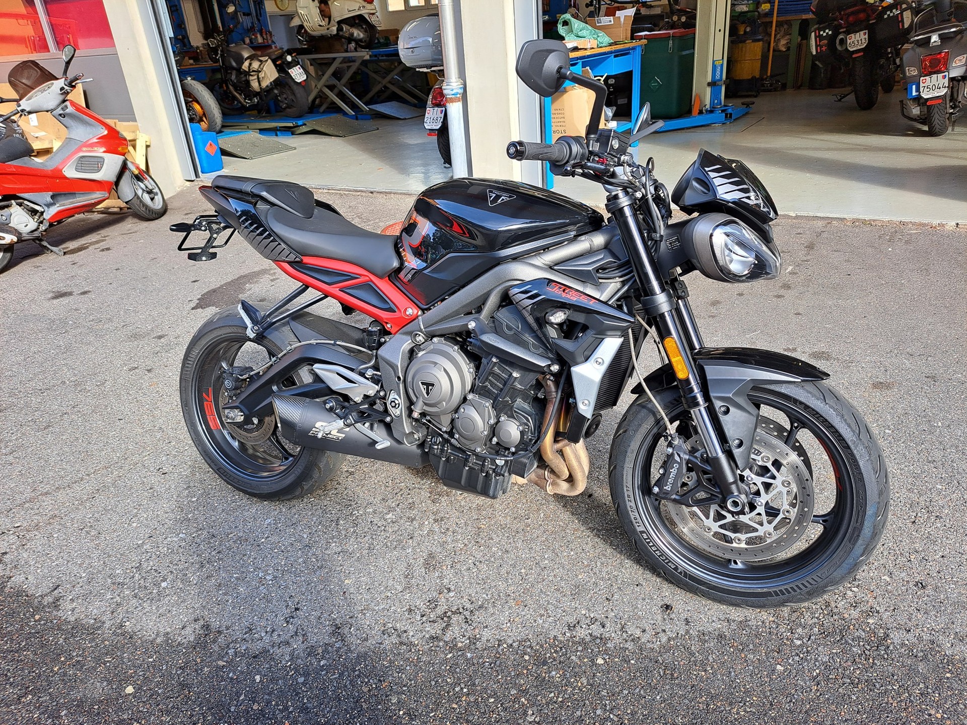 TRIUMPH Street Triple R 765-image-2