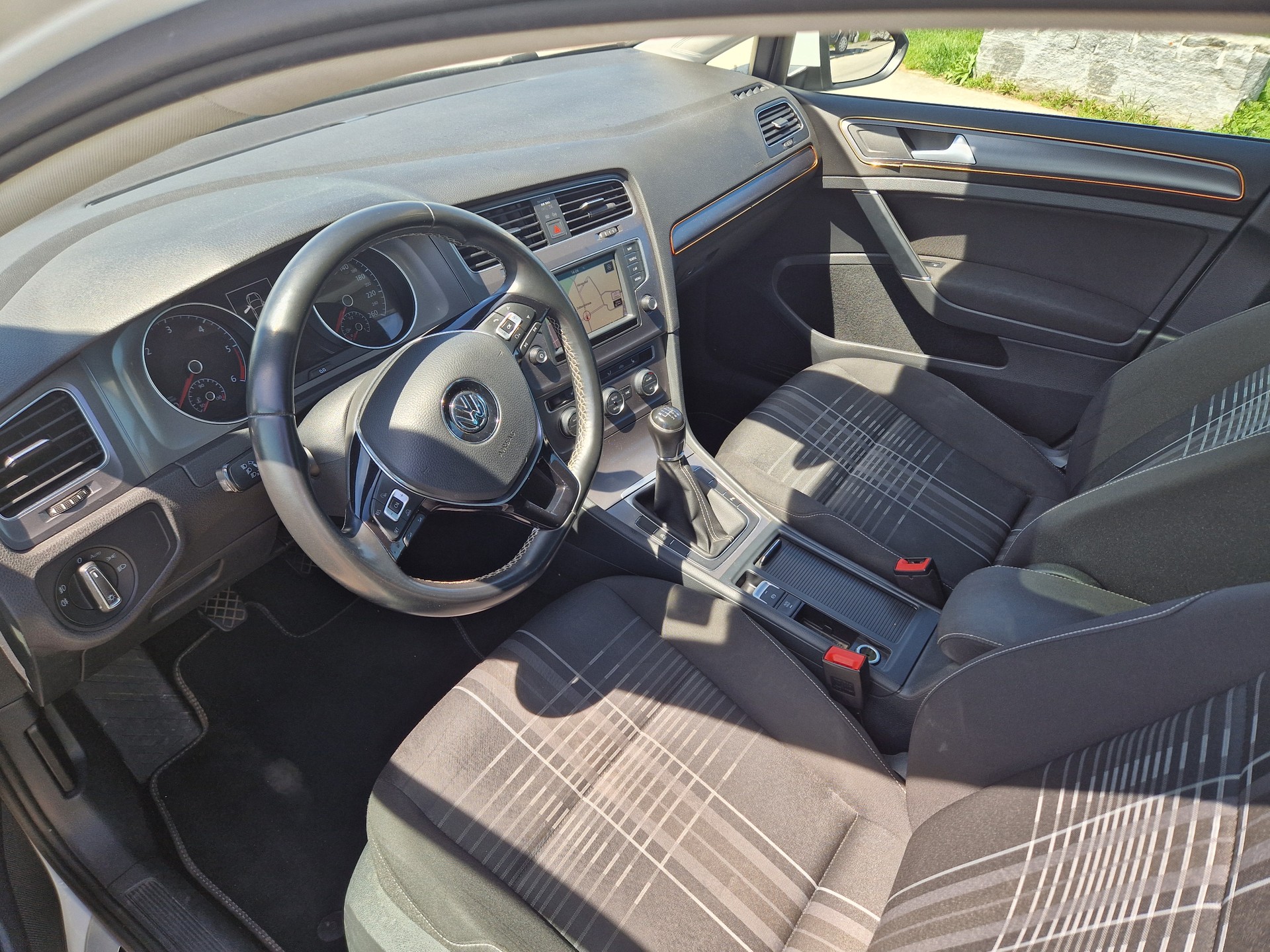 VW Golf 2.0 TDI Lounge-image-9