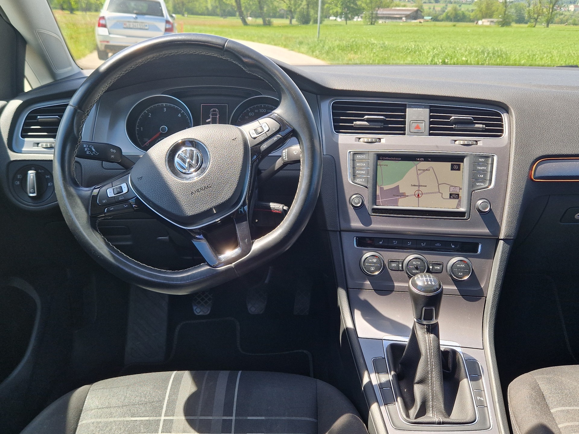 VW Golf 2.0 TDI Lounge-image-8