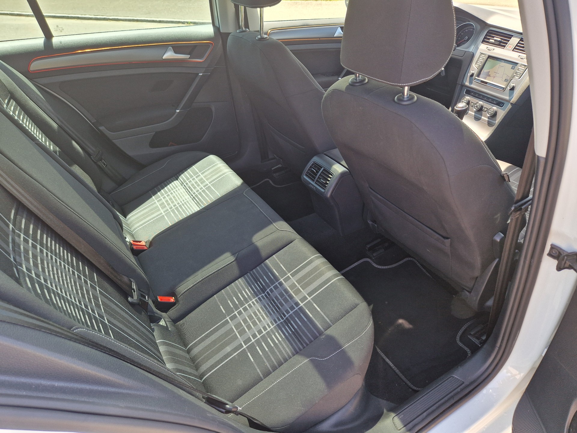 VW Golf 2.0 TDI Lounge-image-13