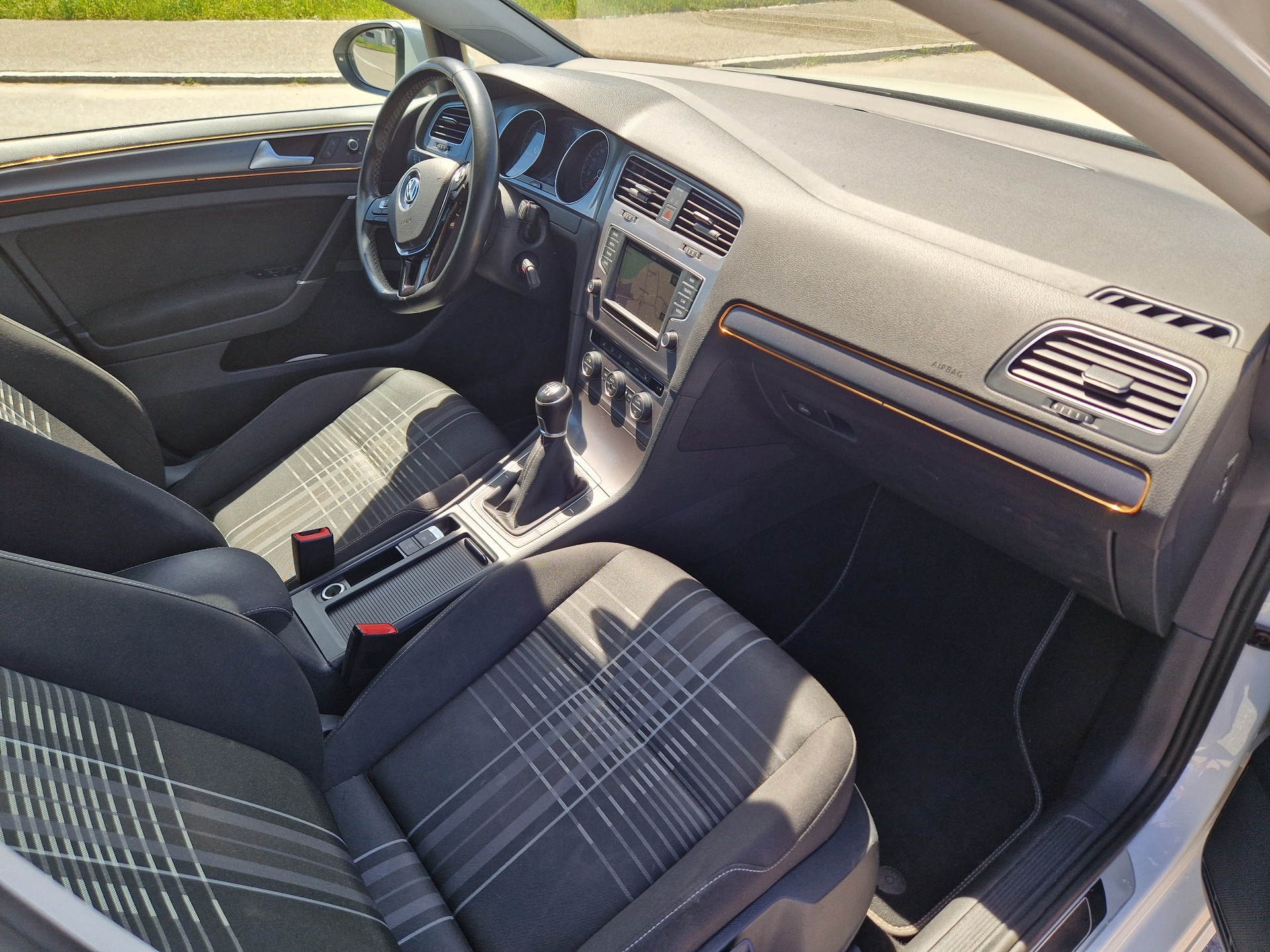 VW Golf 2.0 TDI Lounge-image-10