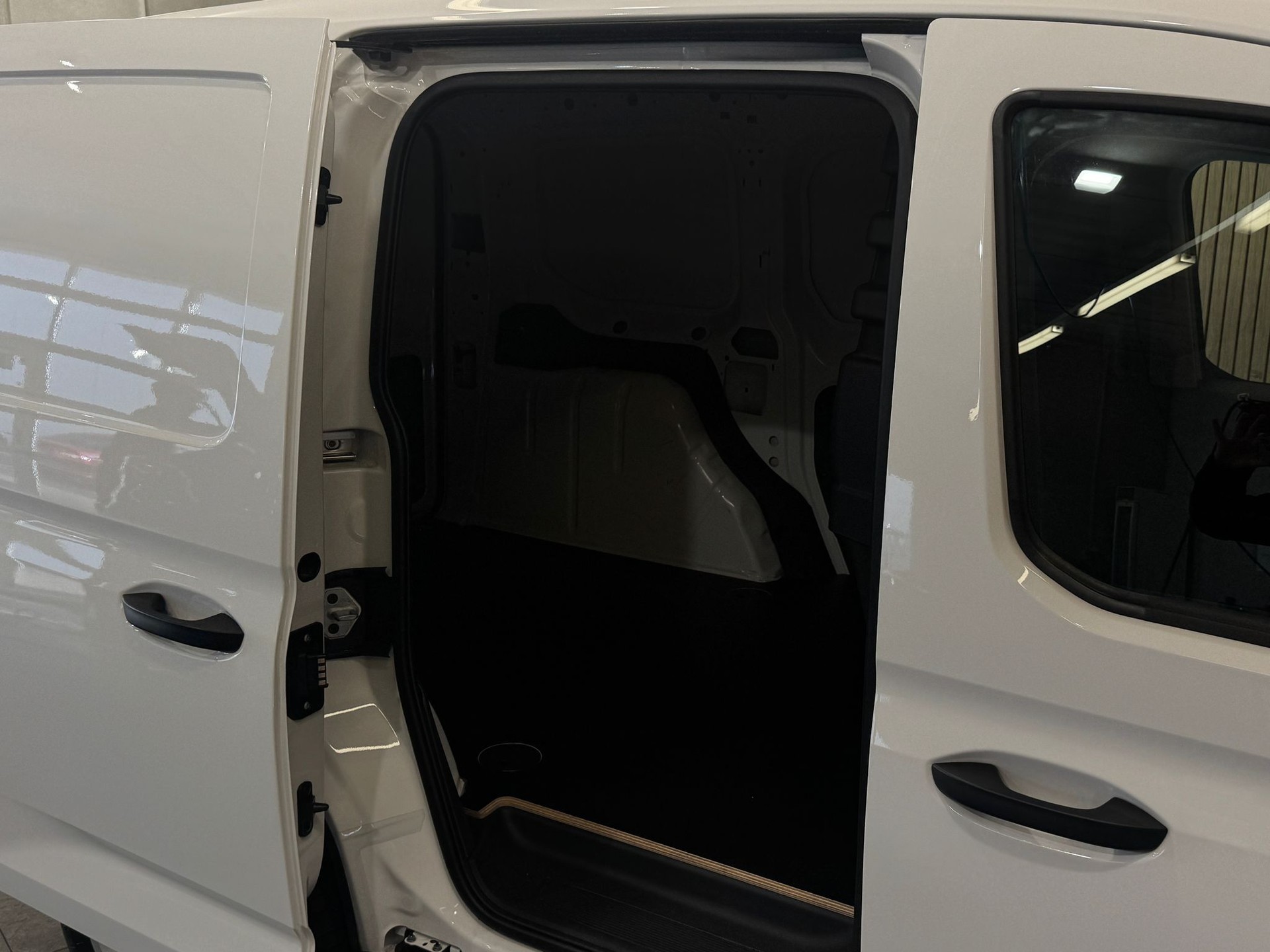 VW Caddy Cargo 1.5 TSI-showroom-element-2
