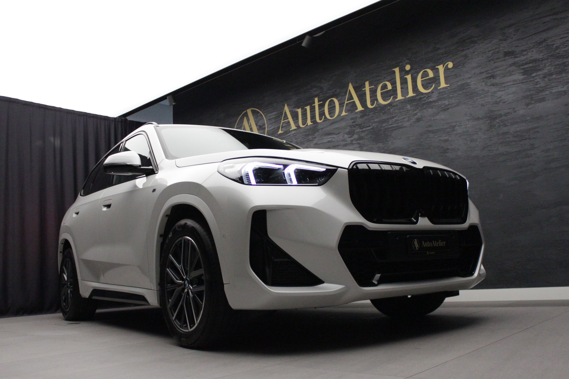 BMW X1 xDrive 23d 48V M Sport-showroom-element-3