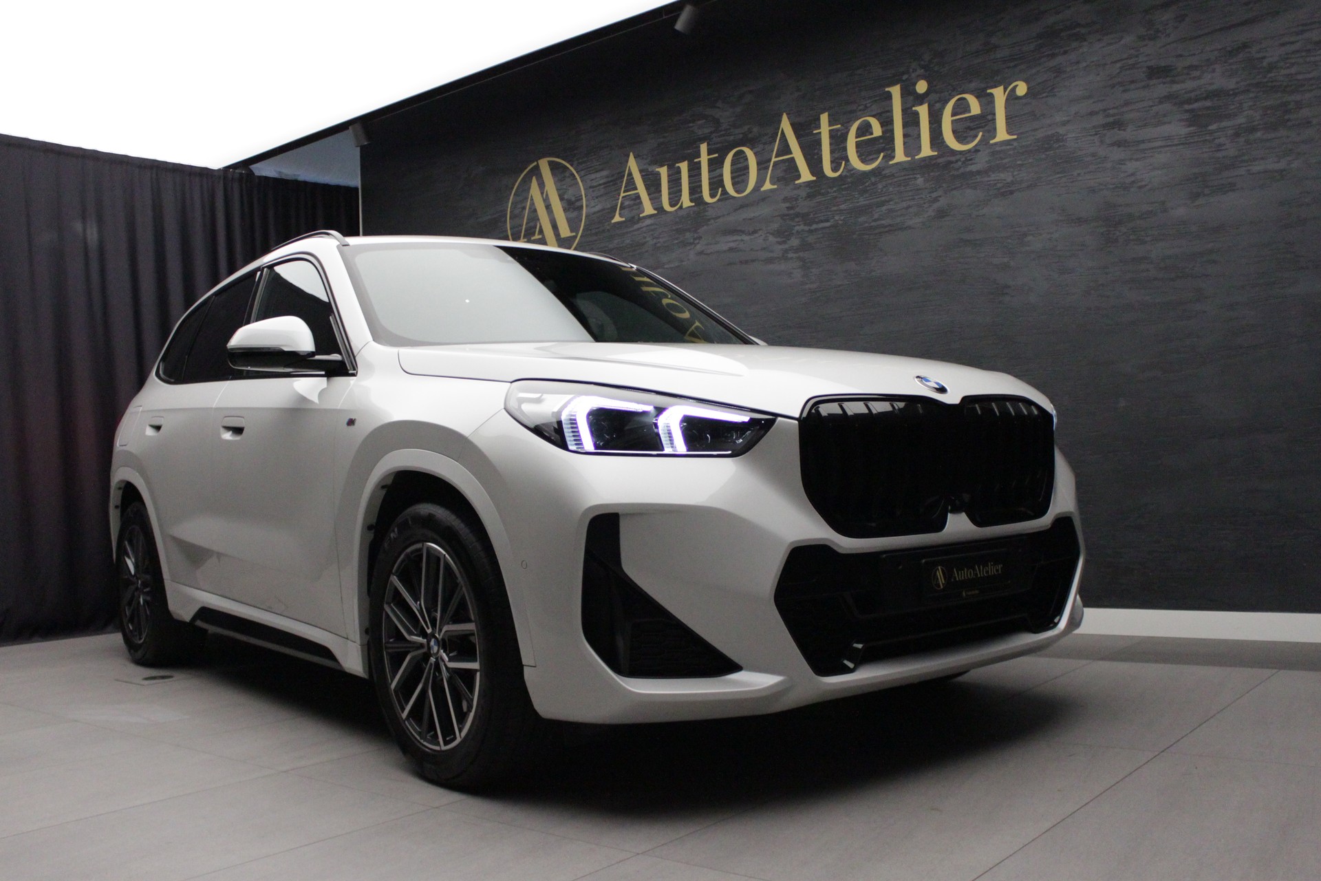 BMW X1 xDrive 23d 48V M Sport-showroom-element-2