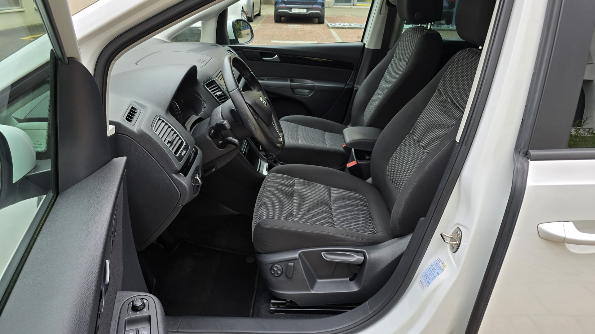 SEAT Alhambra 2.0 TDI Style DSG 7 Plätzer / Automat / Navigationsystem / Rückfahrtkamera / Frisch Ab MFK-image-11