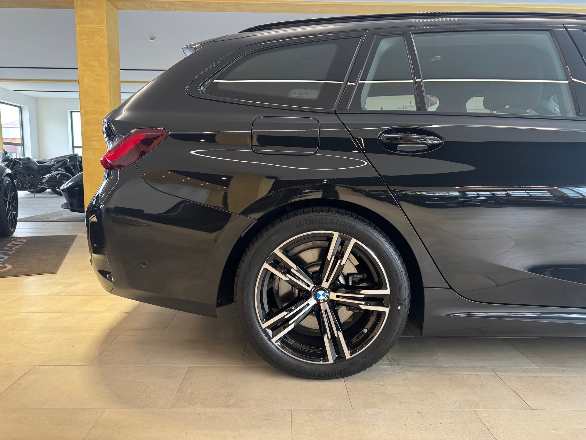 BMW 330i Touring xDrive Steptronic M Sport-image-10
