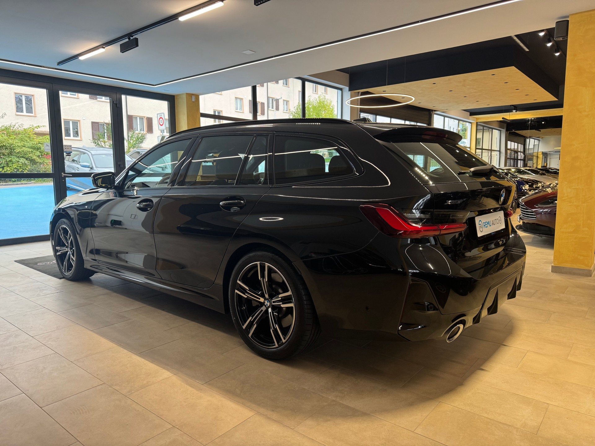BMW 330i Touring xDrive Steptronic M Sport-image-4
