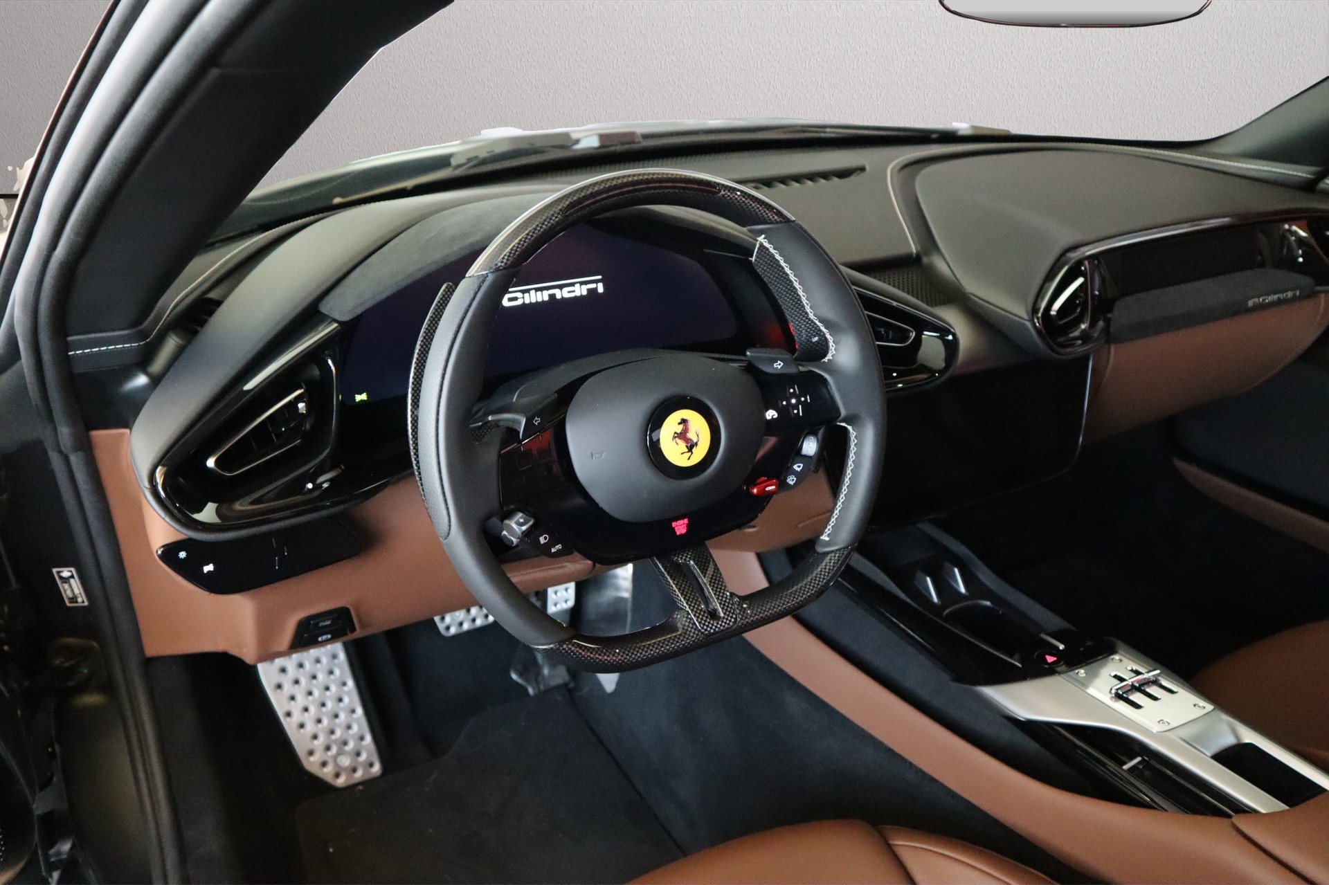 FERRARI 12 Cilindri-showroom-element-2