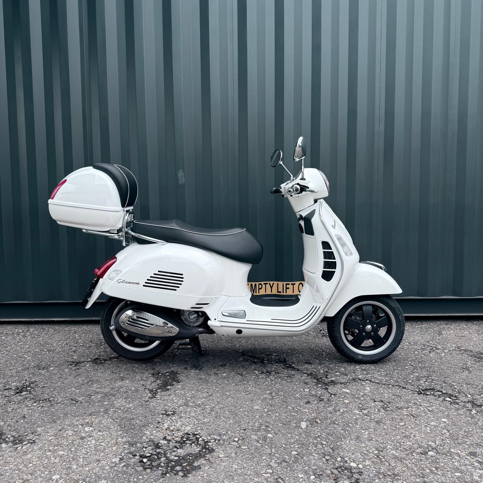 PIAGGIO Vespa GTS Super 300 i.e Sport-image-1