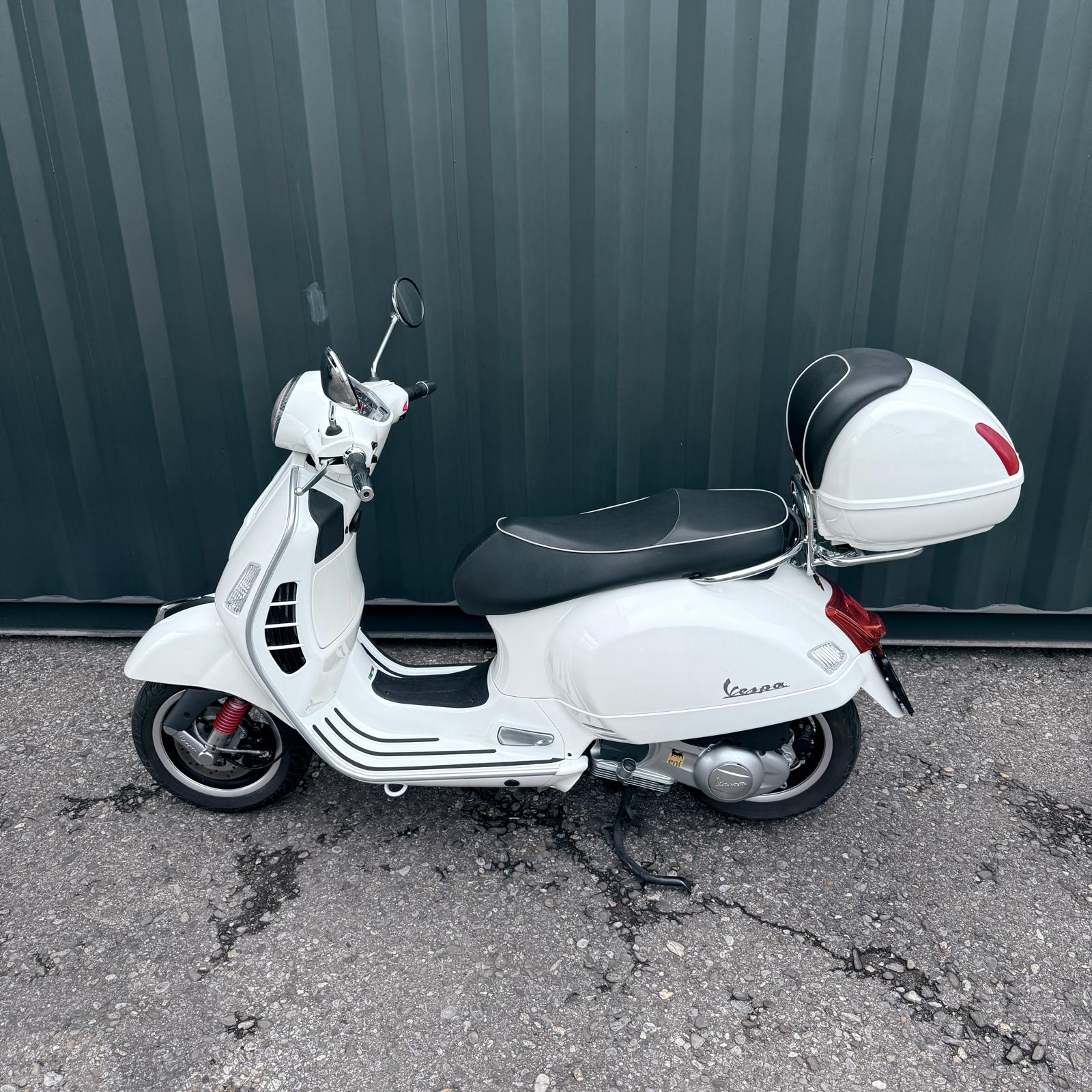 PIAGGIO Vespa GTS Super 300 i.e Sport-image-2