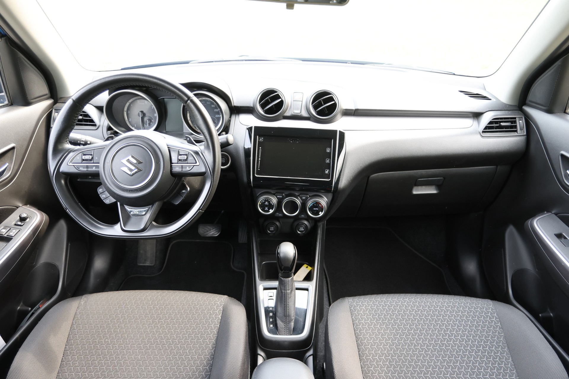 SUZUKI Swift 1.2 Generation Top Hybrid-showroom-element-3