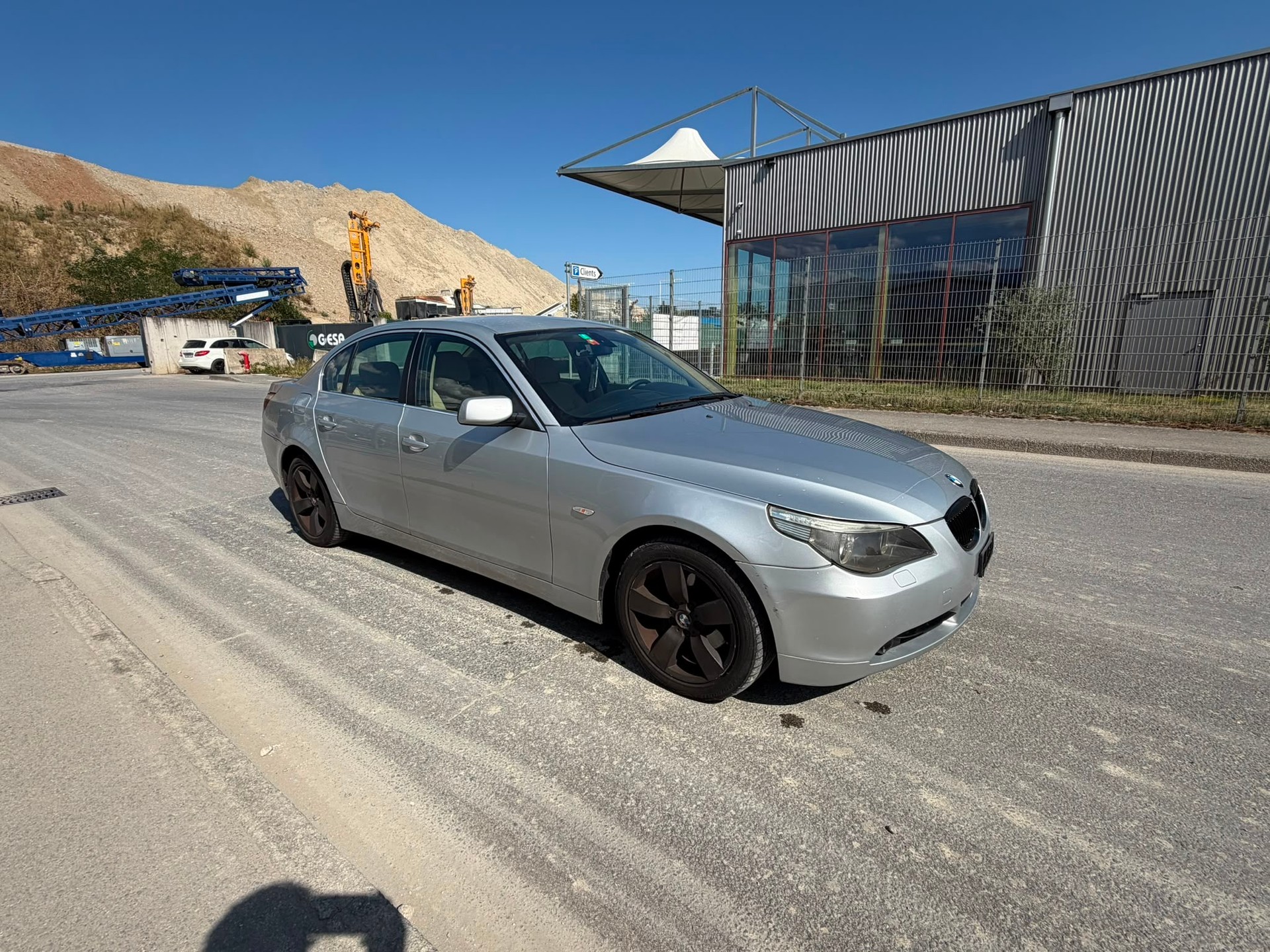 BMW 525xi-image-1