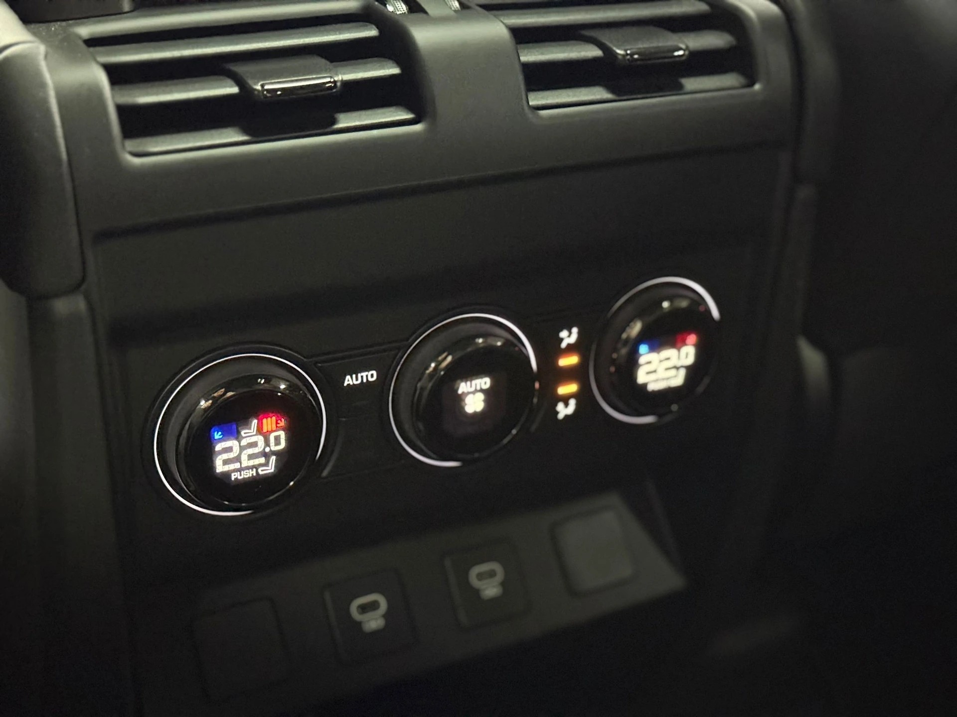 LAND ROVER Defender 110 635 V8 4.4 Octa AT8-image-27