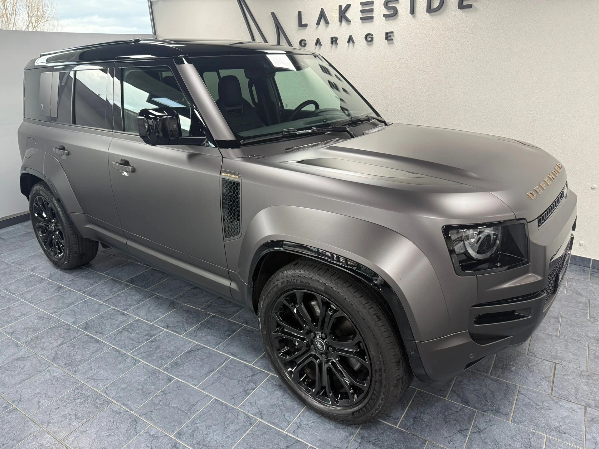 LAND ROVER Defender 110 635 V8 4.4 Octa AT8-showroom-element-2