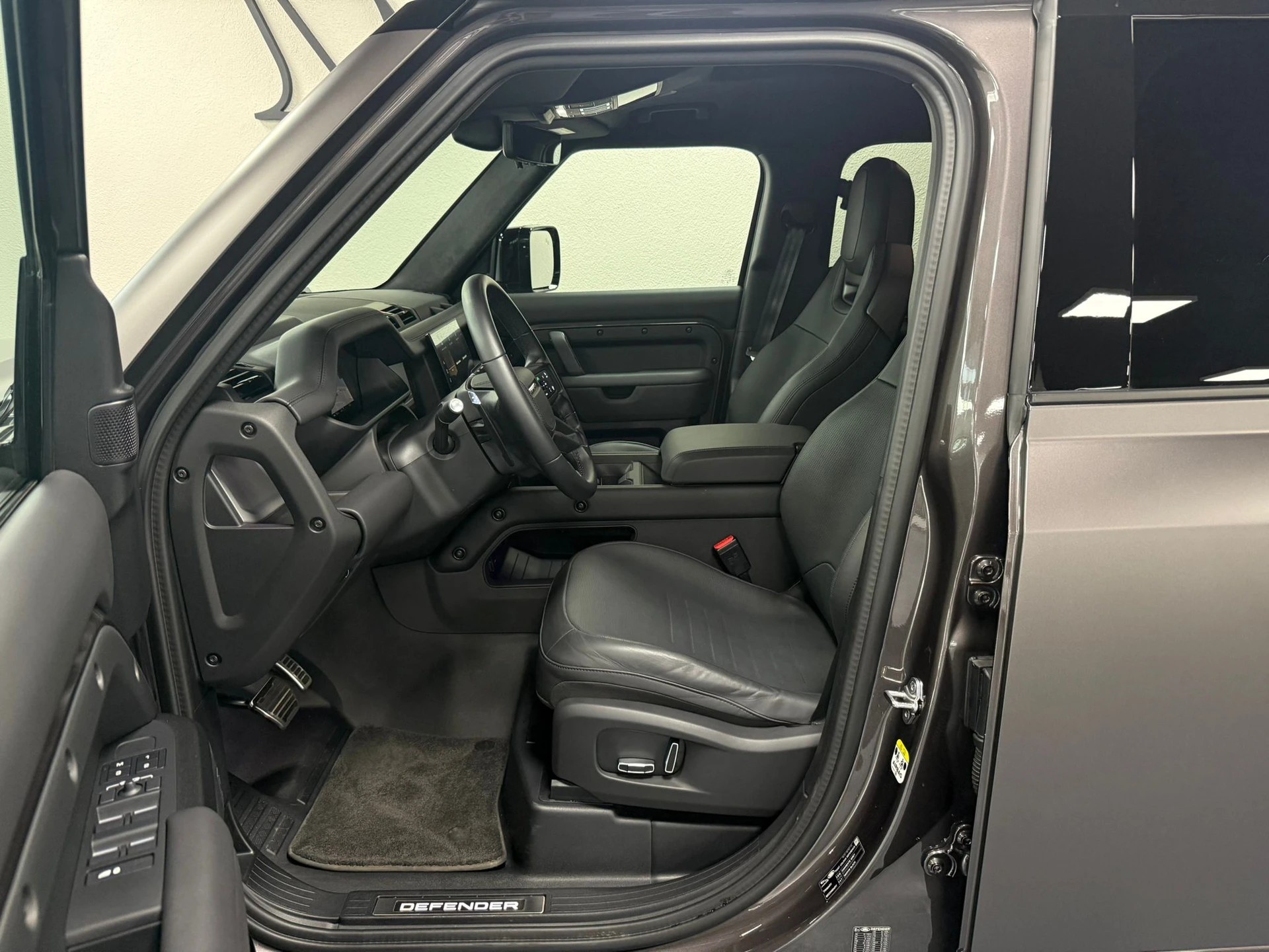 LAND ROVER Defender 110 635 V8 4.4 Octa AT8-image-9