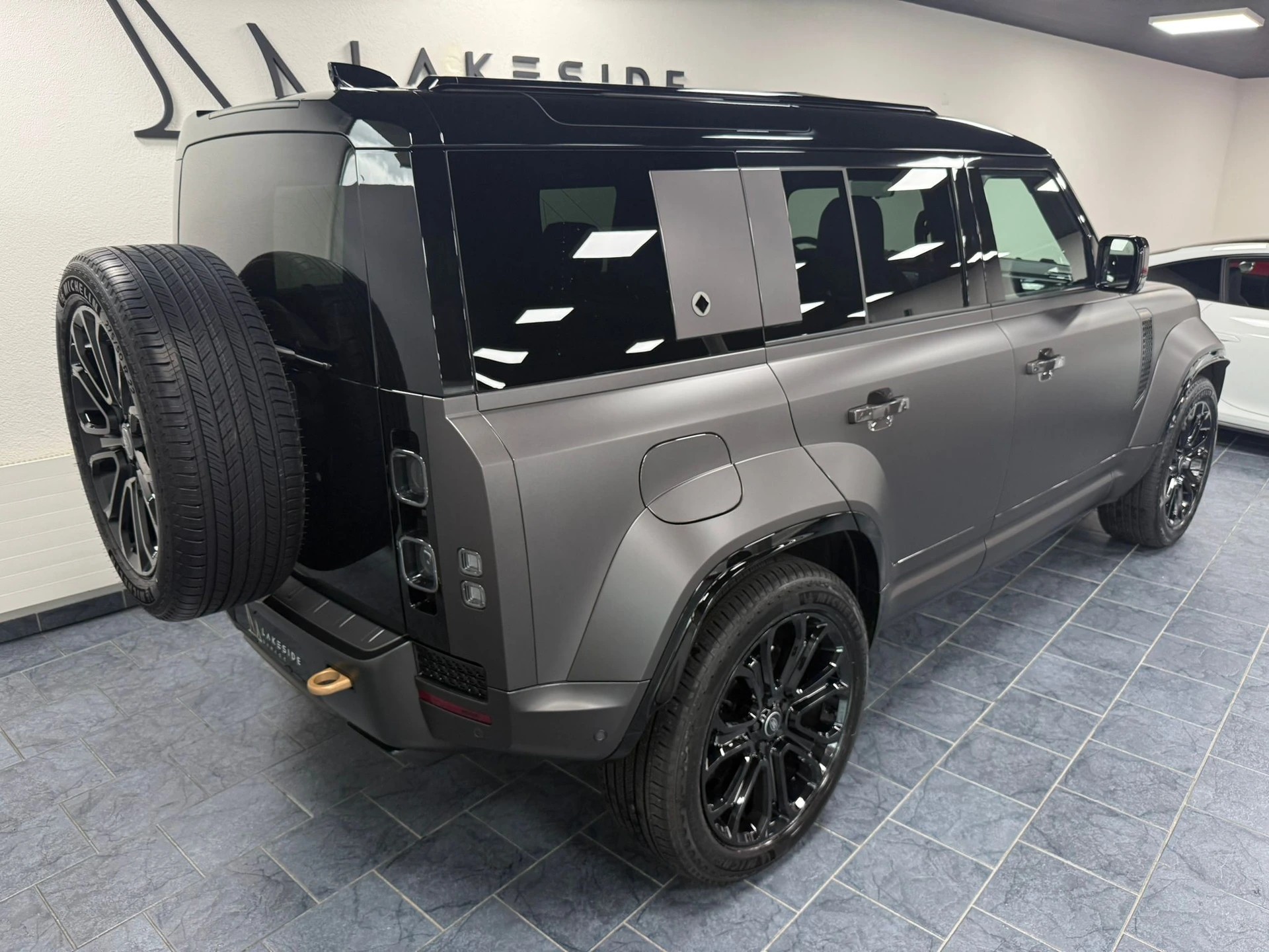 LAND ROVER Defender 110 635 V8 4.4 Octa AT8-showroom-element-3