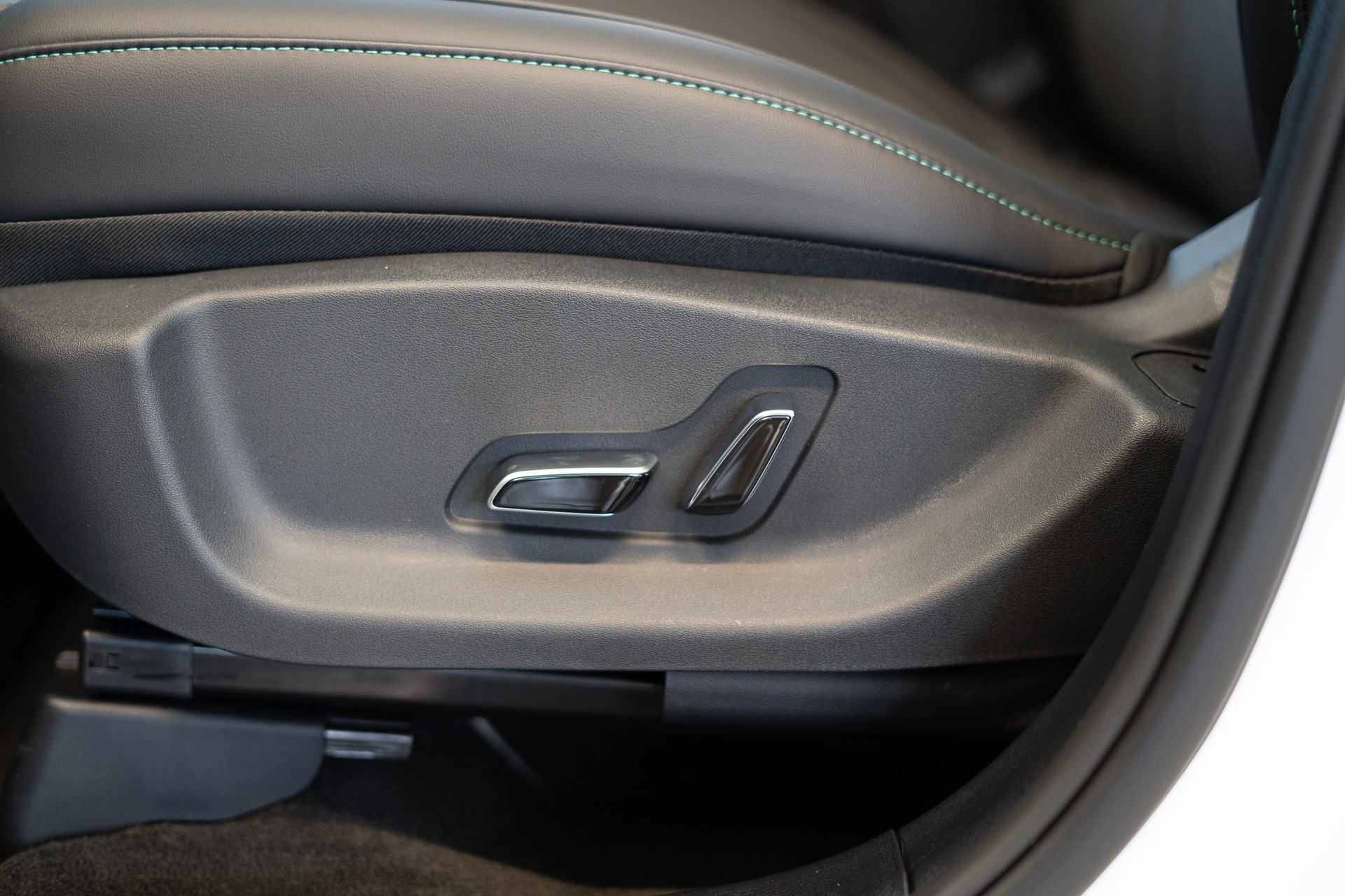 BYD Seal U DM-i Design AWD / Panorama / Head-Up Display / 360 Kamera-image-24