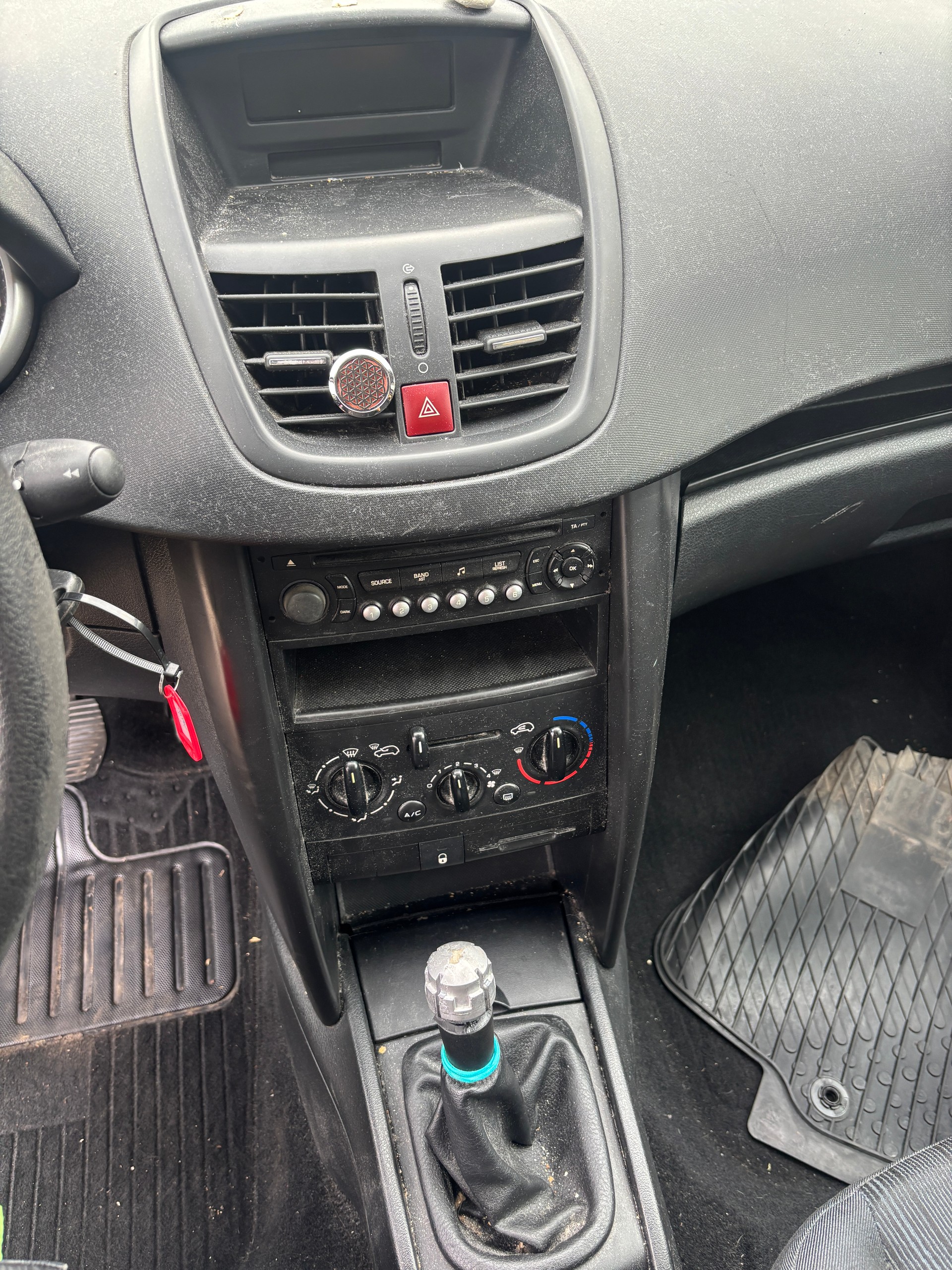 PEUGEOT 207 1.4 Urban-image-12