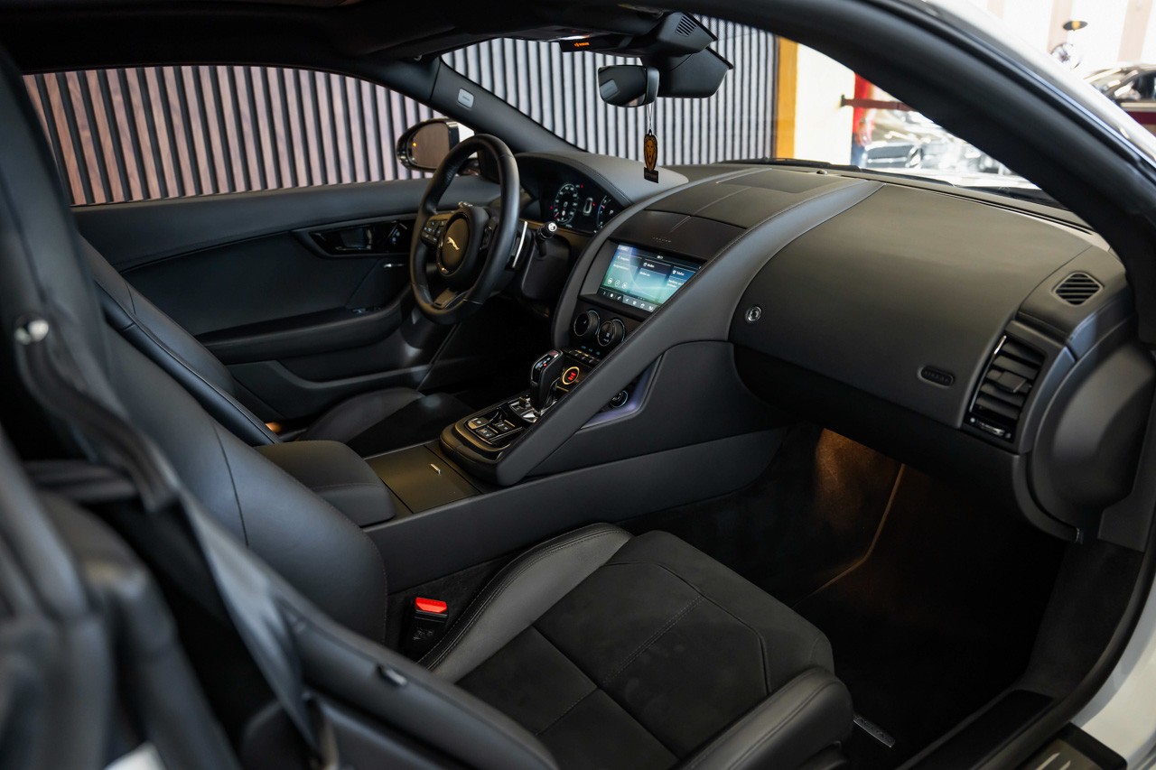 JAGUAR F-Type Coupé 2.0 I4 R-Dynamic Automatik-image-13