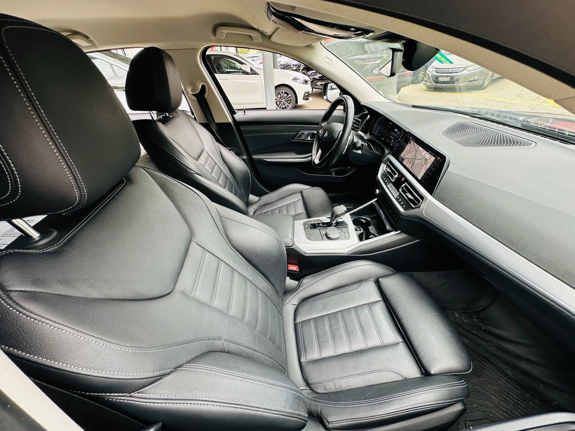 BMW 330e xDrive Steptronic-image-12