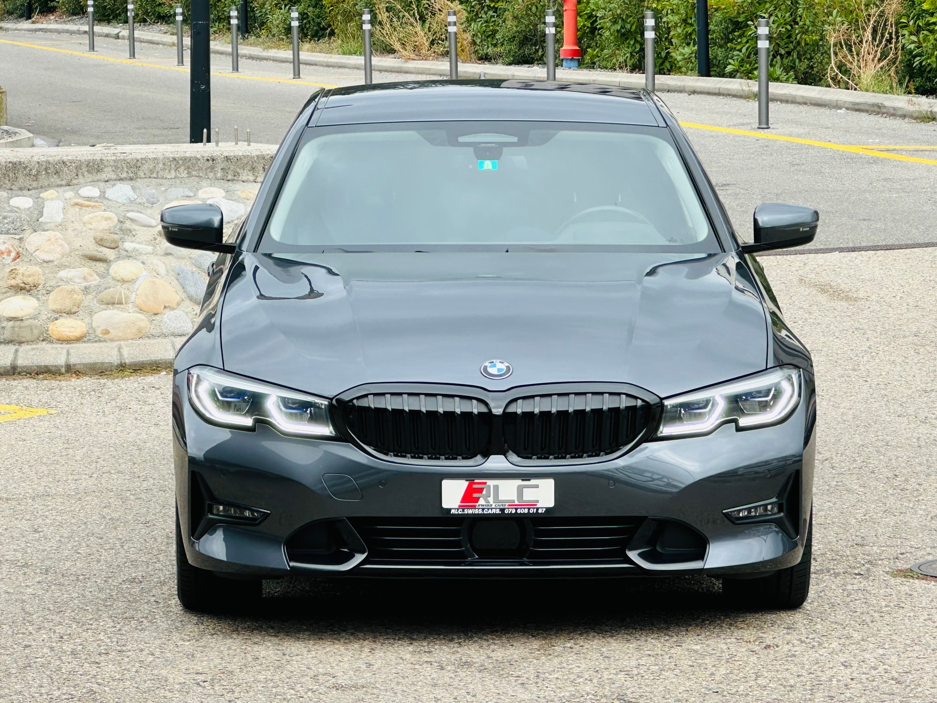 BMW 330e xDrive Steptronic-image-4