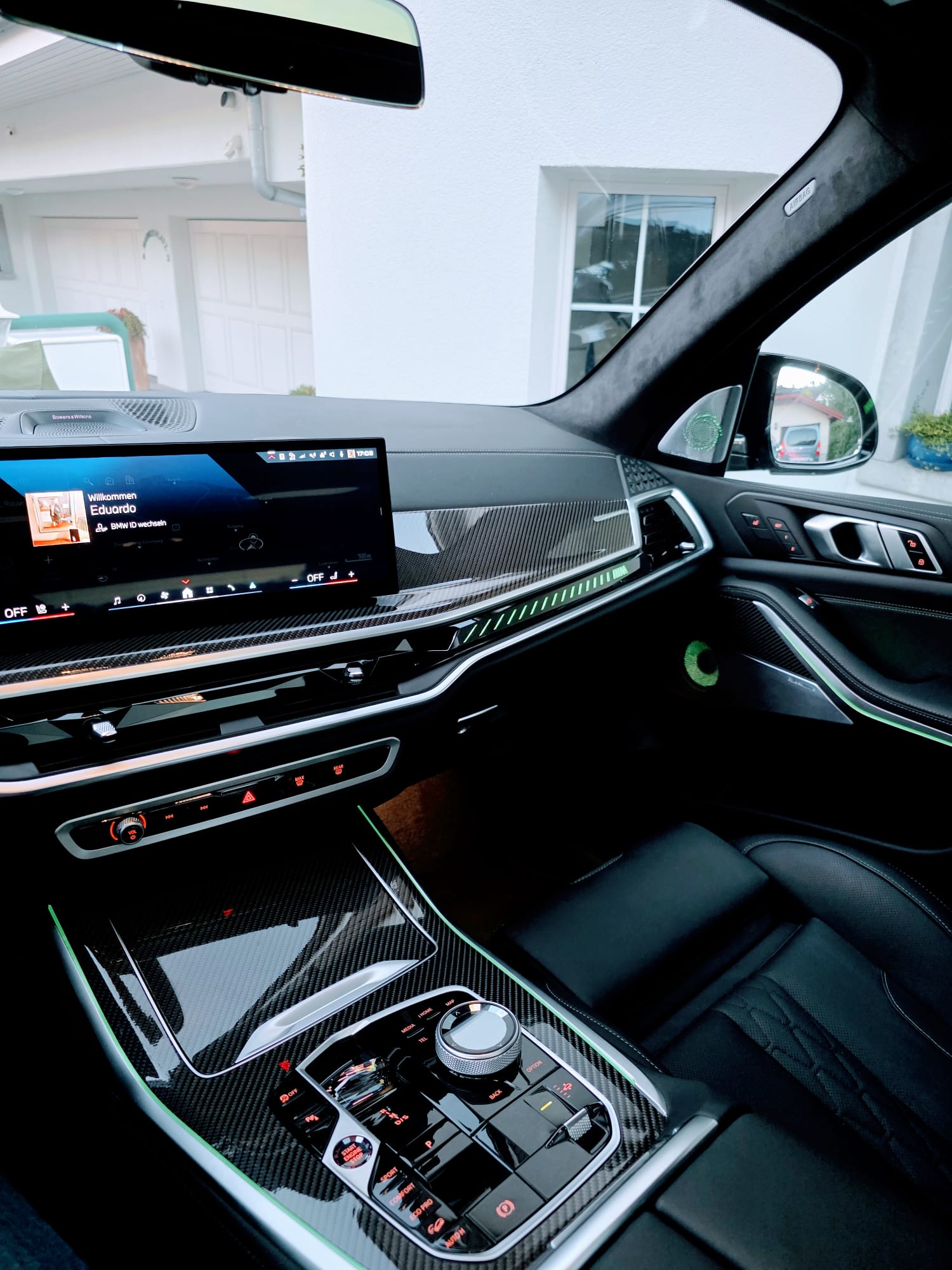 BMW M60i-image-5