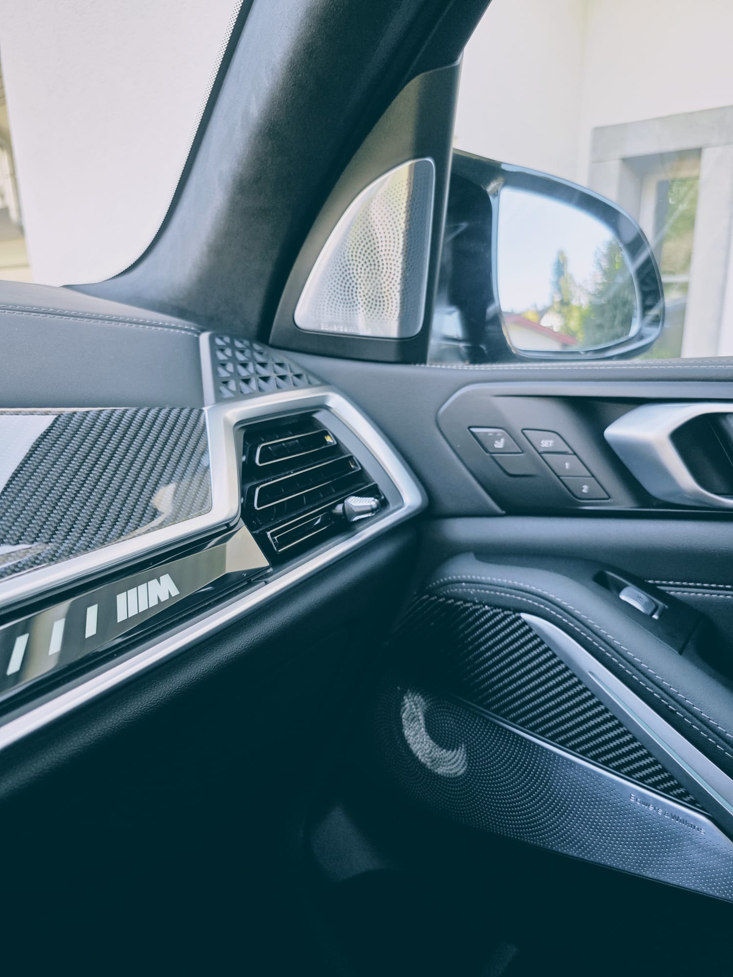 BMW M60i-image-15