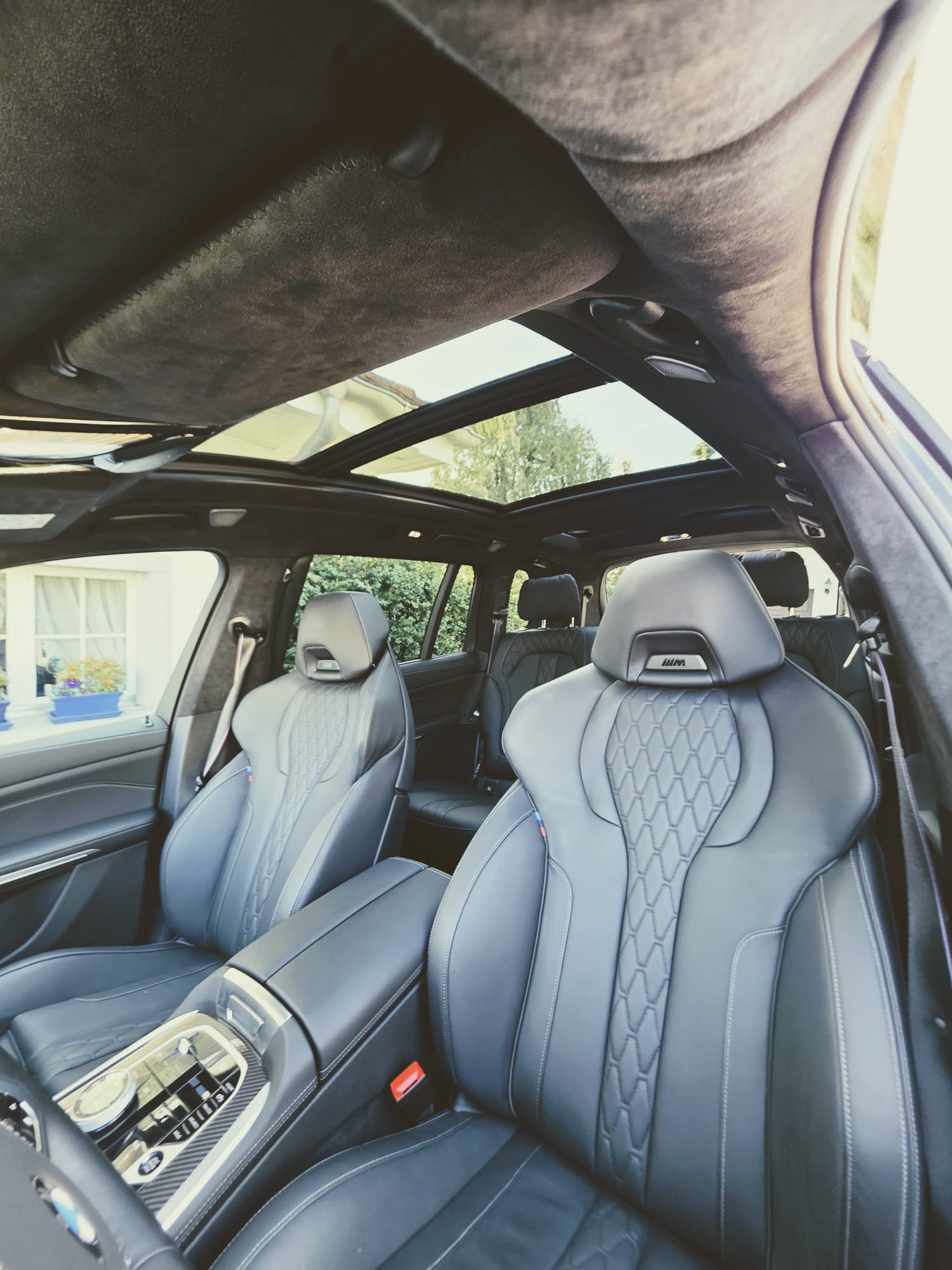 BMW M60i-image-8